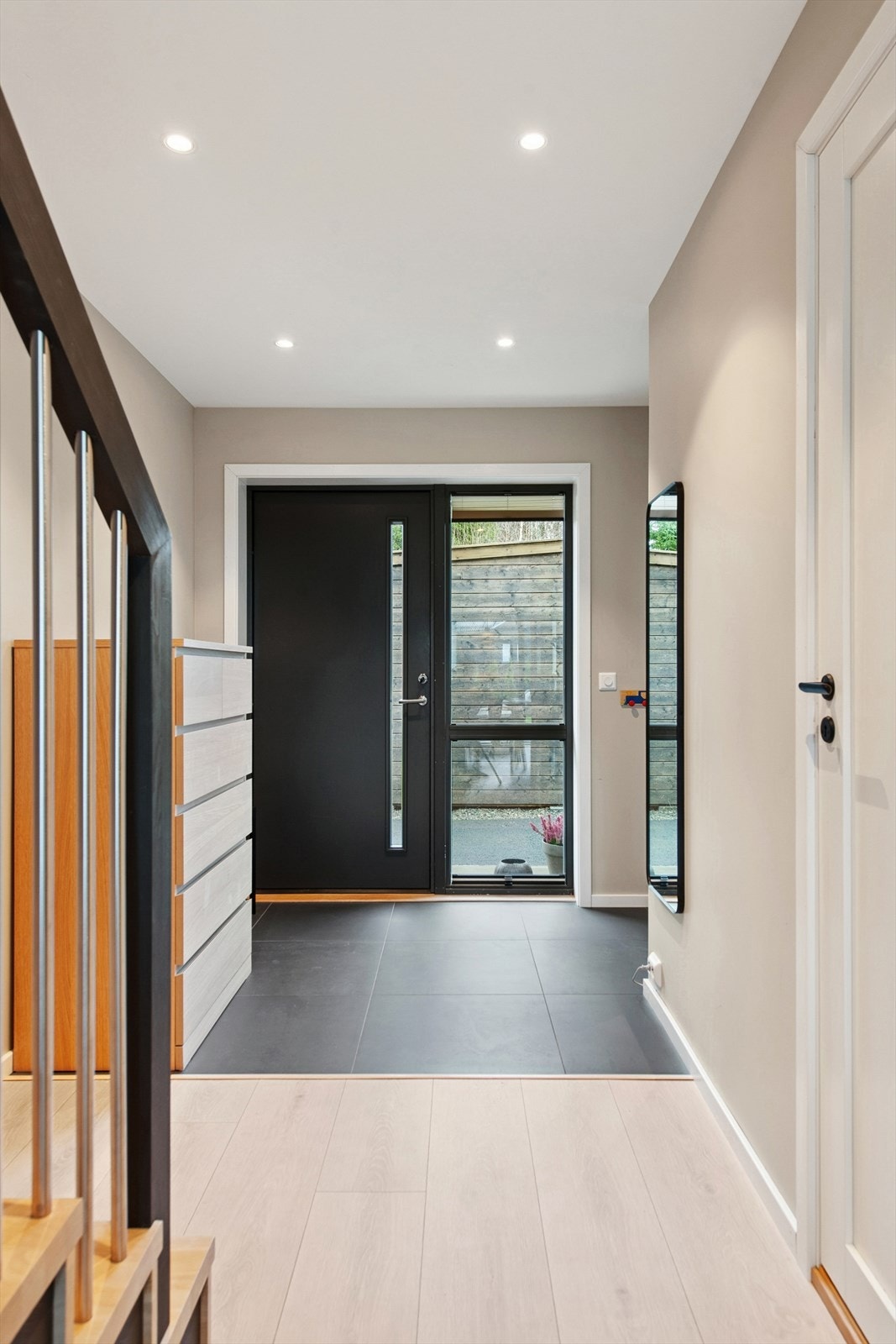 På innsiden venter en romslig hall m/trapp. Galleribilde