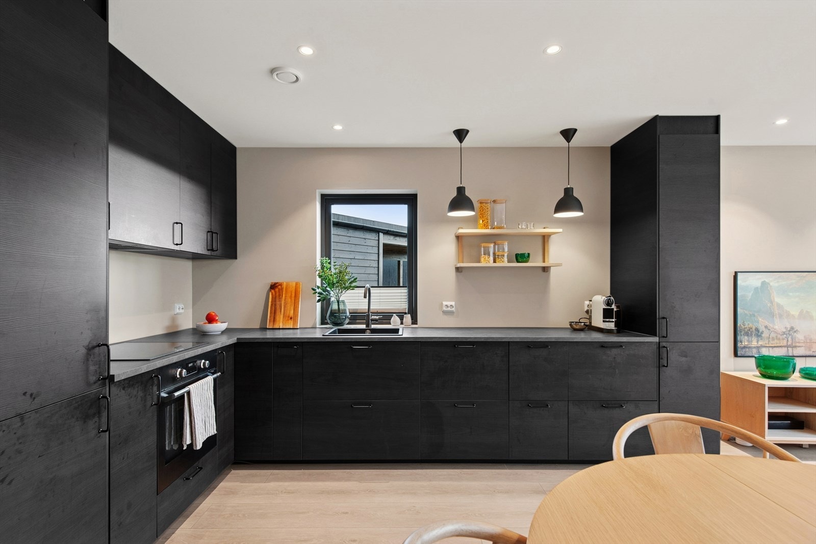 Her blir matlagingen sosial og serveringen enkel. Galleribilde