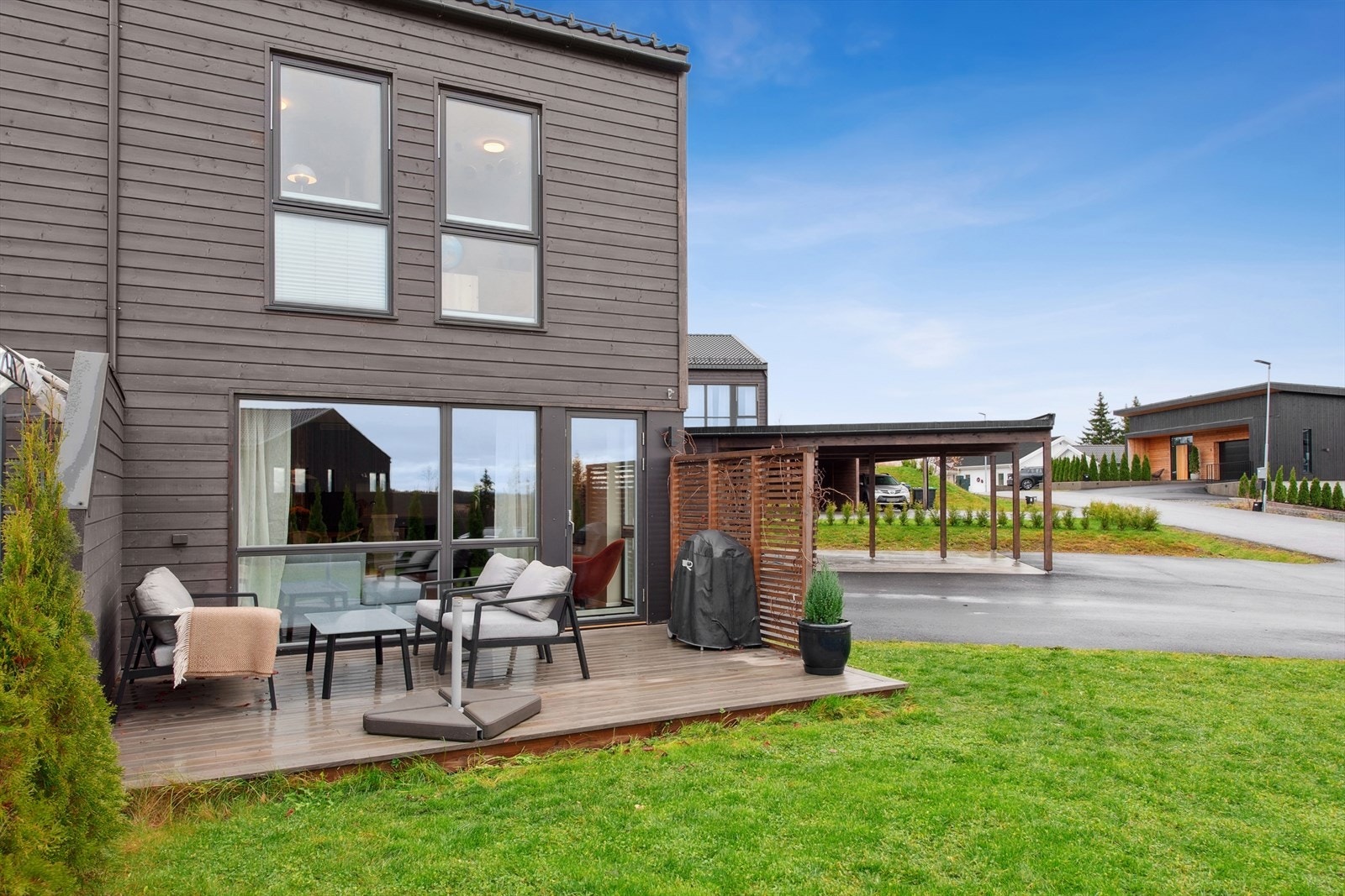 Utgang til sørvest-vendt platting og hage med gode solforhold. Galleribilde