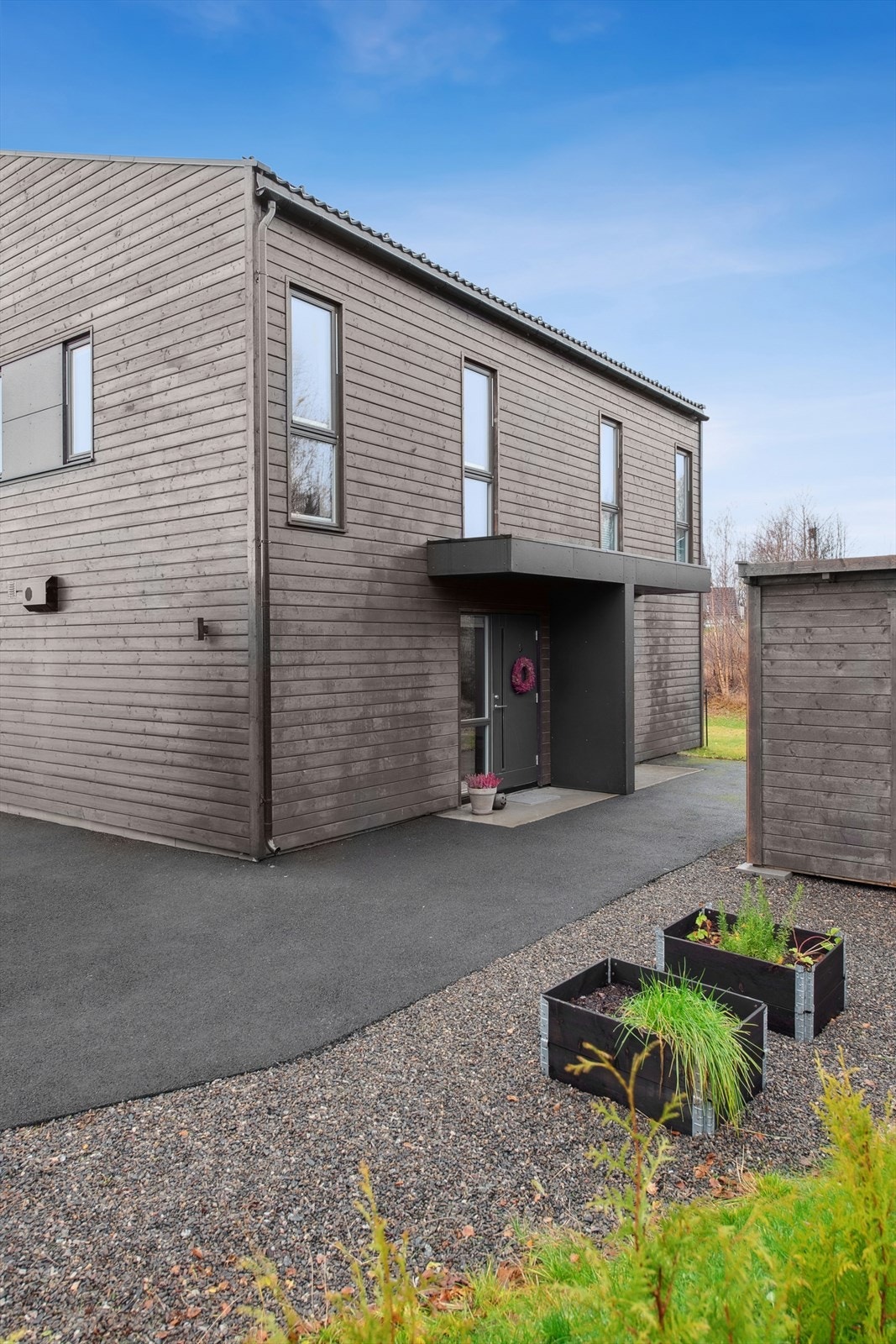 Man ønskes velkommen ved et takoverbygget inngangsparti. Galleribilde