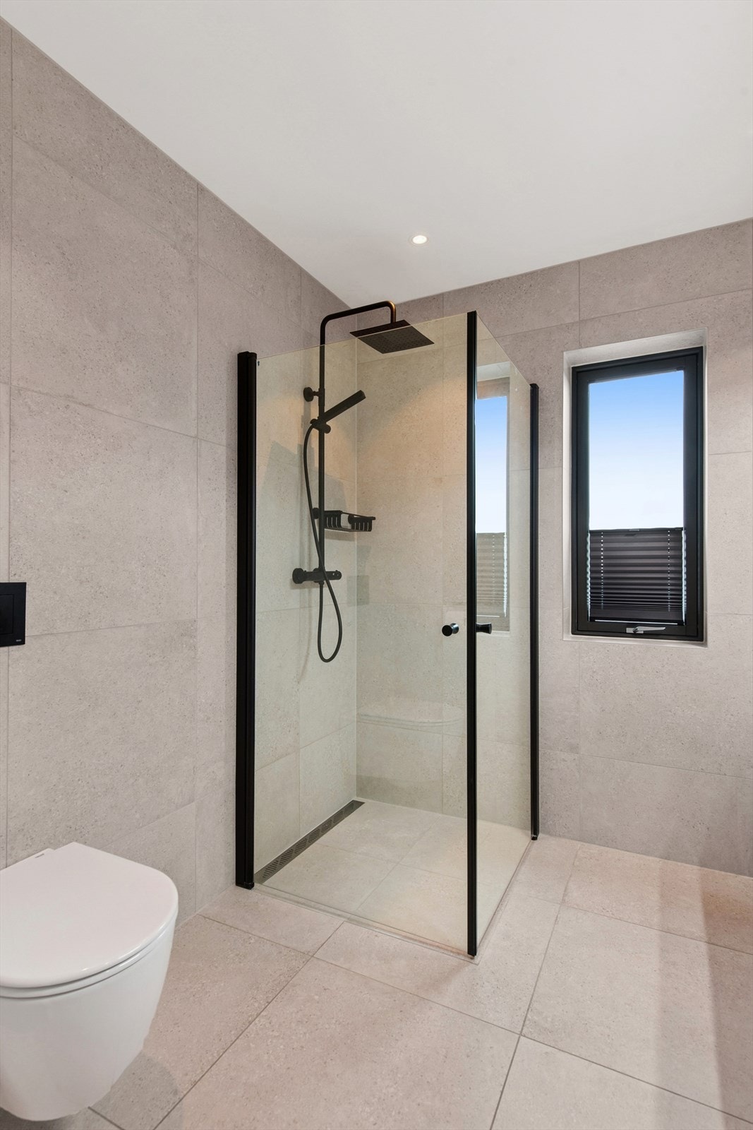 Stilrent med svarte detaljer. Galleribilde