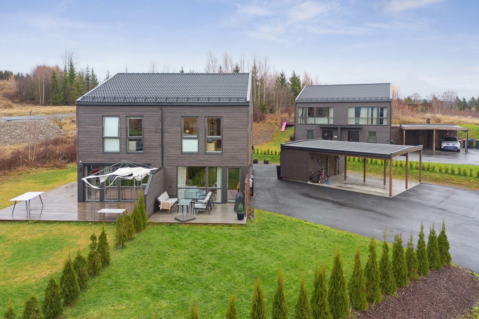 Det medfølger en plass i felles carport med elbillader. Galleribilde