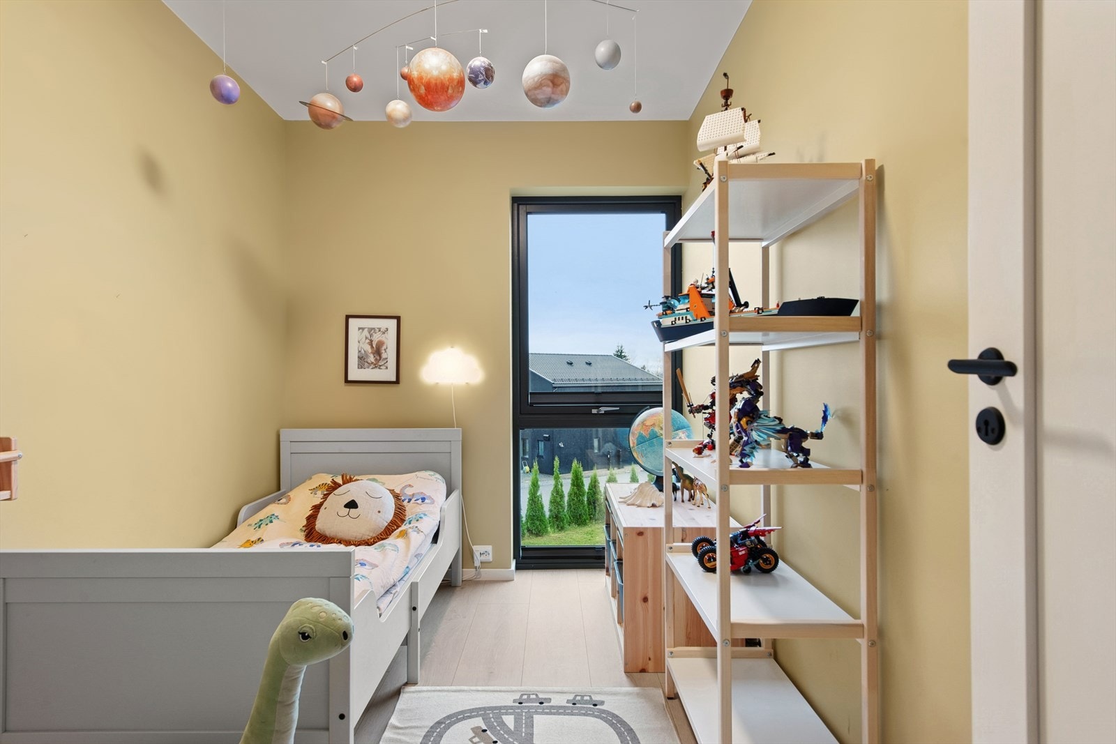 Gode vinduer slipper inn rikelig med naturlig lys og frisk luft til nattesøvnen. Galleribilde