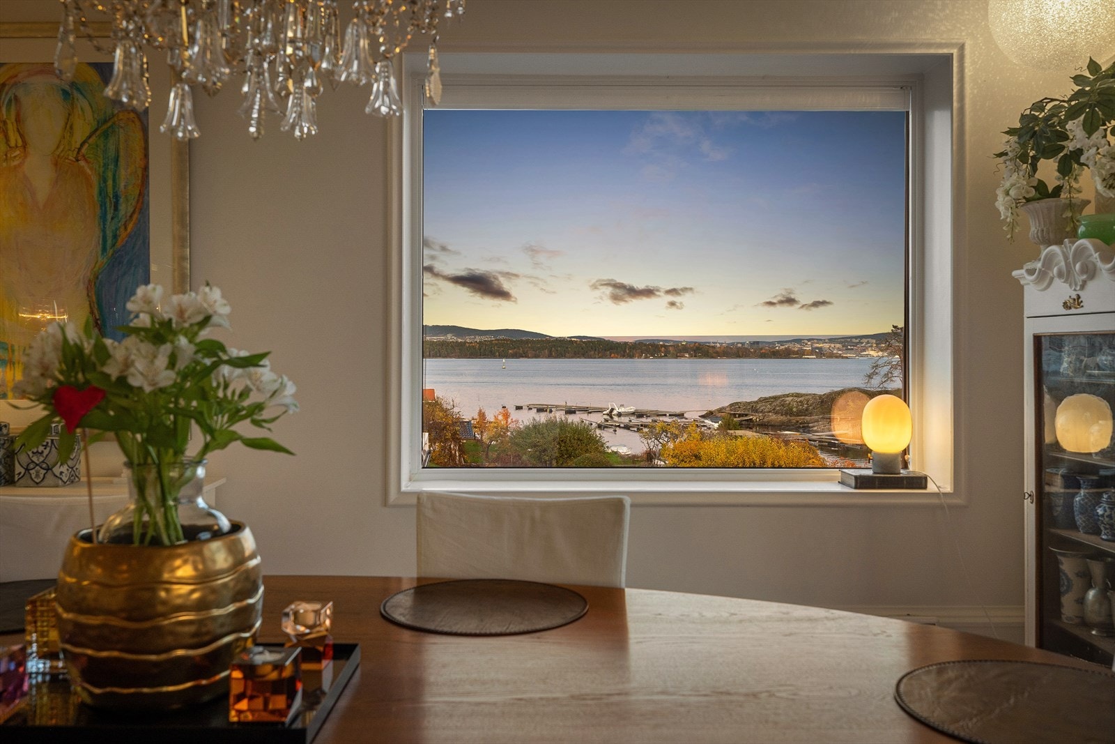 Her bor du skjermet til innerst i en blindvei, bare et steinkast fra vannet, og med en utsikt som bare må oppleves! Galleribilde