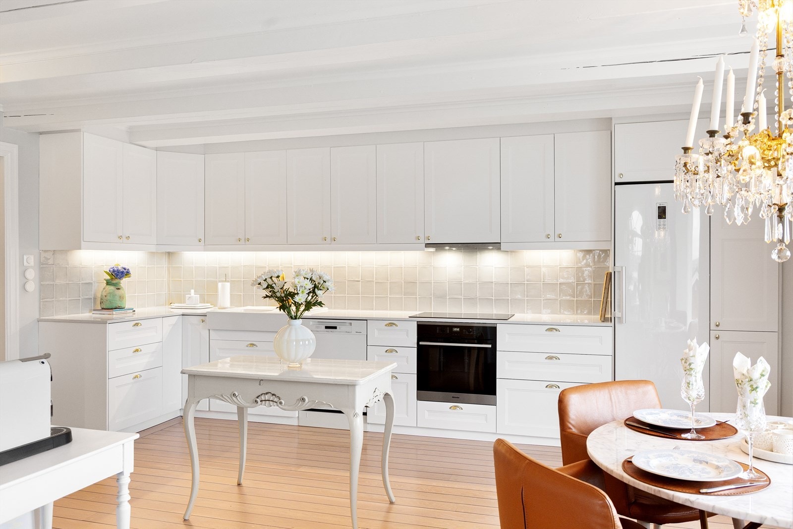 Kjøkkenet er utstyrt med følgende integrerte hvitevarer:
Komfyr fra Miele
Induksjonstopp fra Miele
Oppvaskmaskin fra Miele
Kombiskap fra LG
Avtrekksvifte fra Miele
Vannstoppesystem Galleribilde