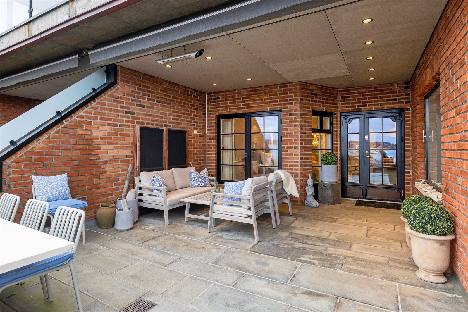 Både varmekabler og skifer ble skiftet på hele terrassen og i trappen ned til første platå, ca. 2020. Galleribilde