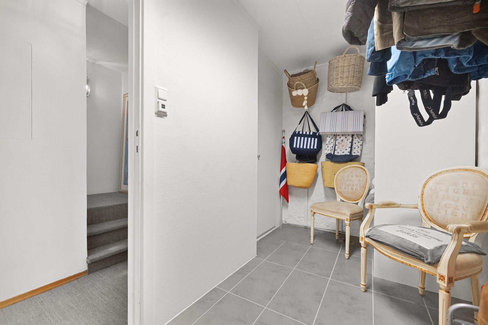 I underetasjen finner du flere bodrom med gode lagringsmuligheter, samt direkte adkomst til garasjen. Galleribilde