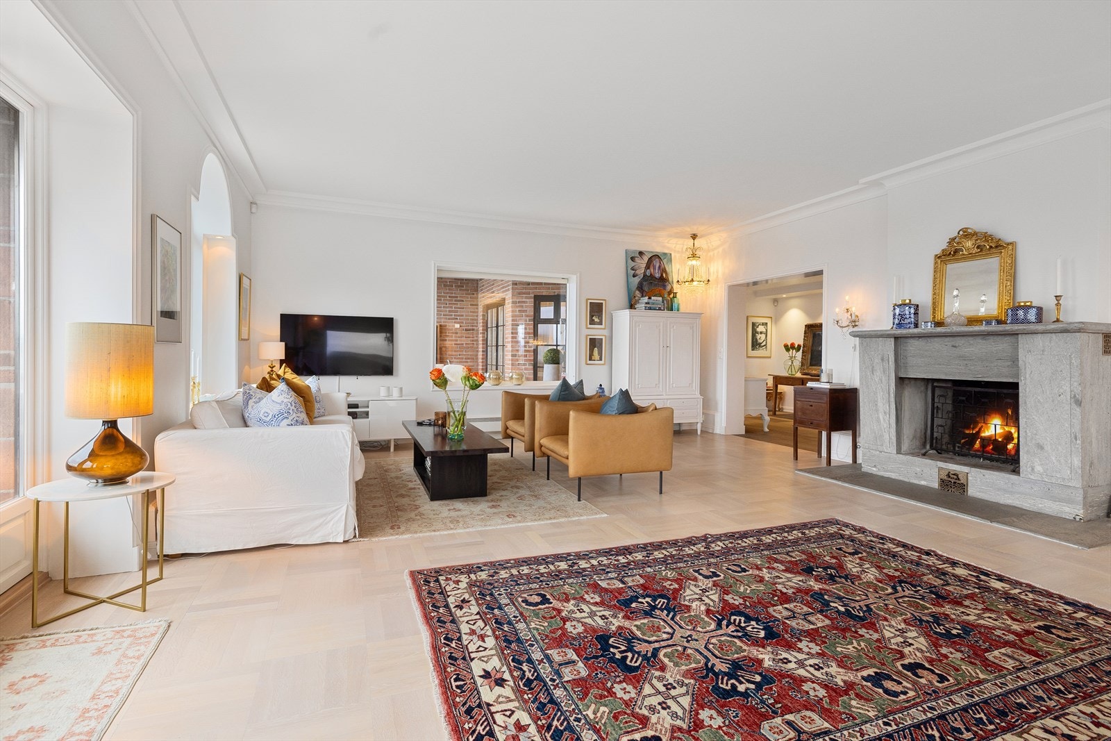 Stuen er boligens naturlige samlingssted, og har en åpen peis som sørger for en stemningsfull og god oppvarming på kalde dager. Galleribilde