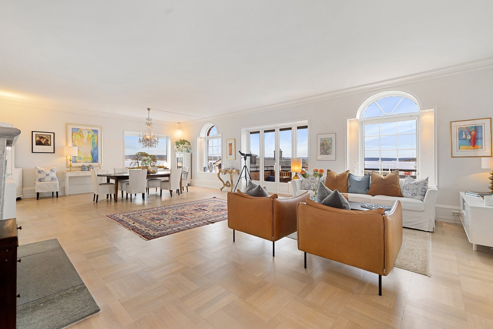 Delikat og luftig stue med god takhøyde, originale heltre gulv og store vindusoverflater som drar den vakre naturen rett inn i stuen. Galleribilde