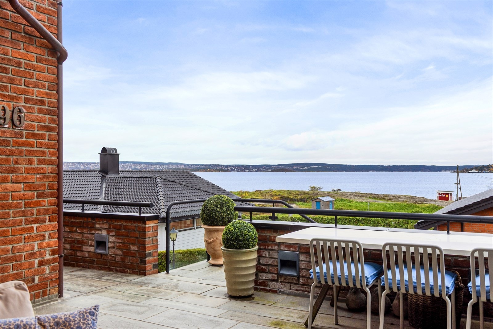 Nedenfor venter brygge og svaberg som inviterer til bading og rekreasjonsmuligheter. Galleribilde