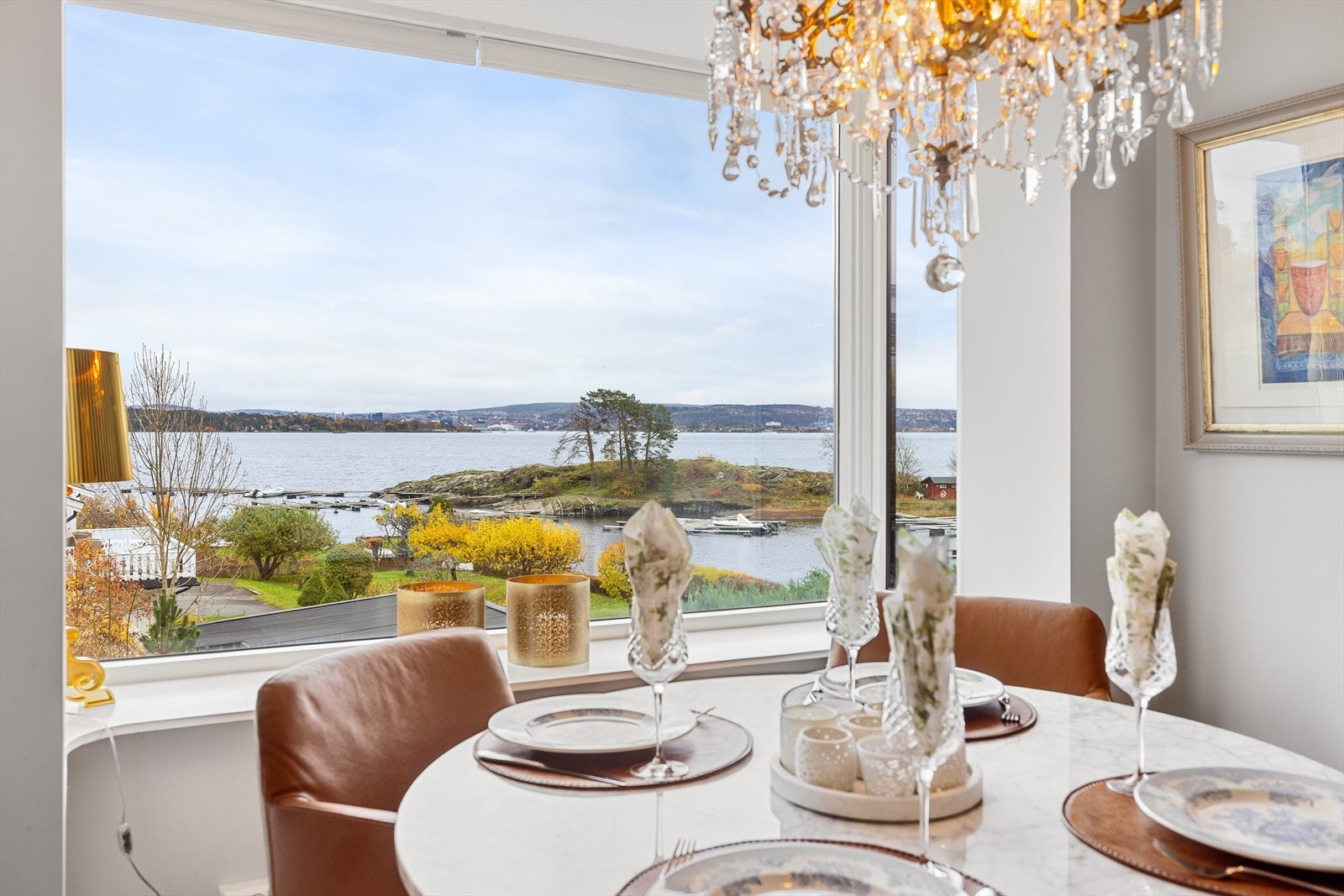 Her kan man nyte et hyggelig måltid med den fantastiske naturen rett utenfor. Galleribilde