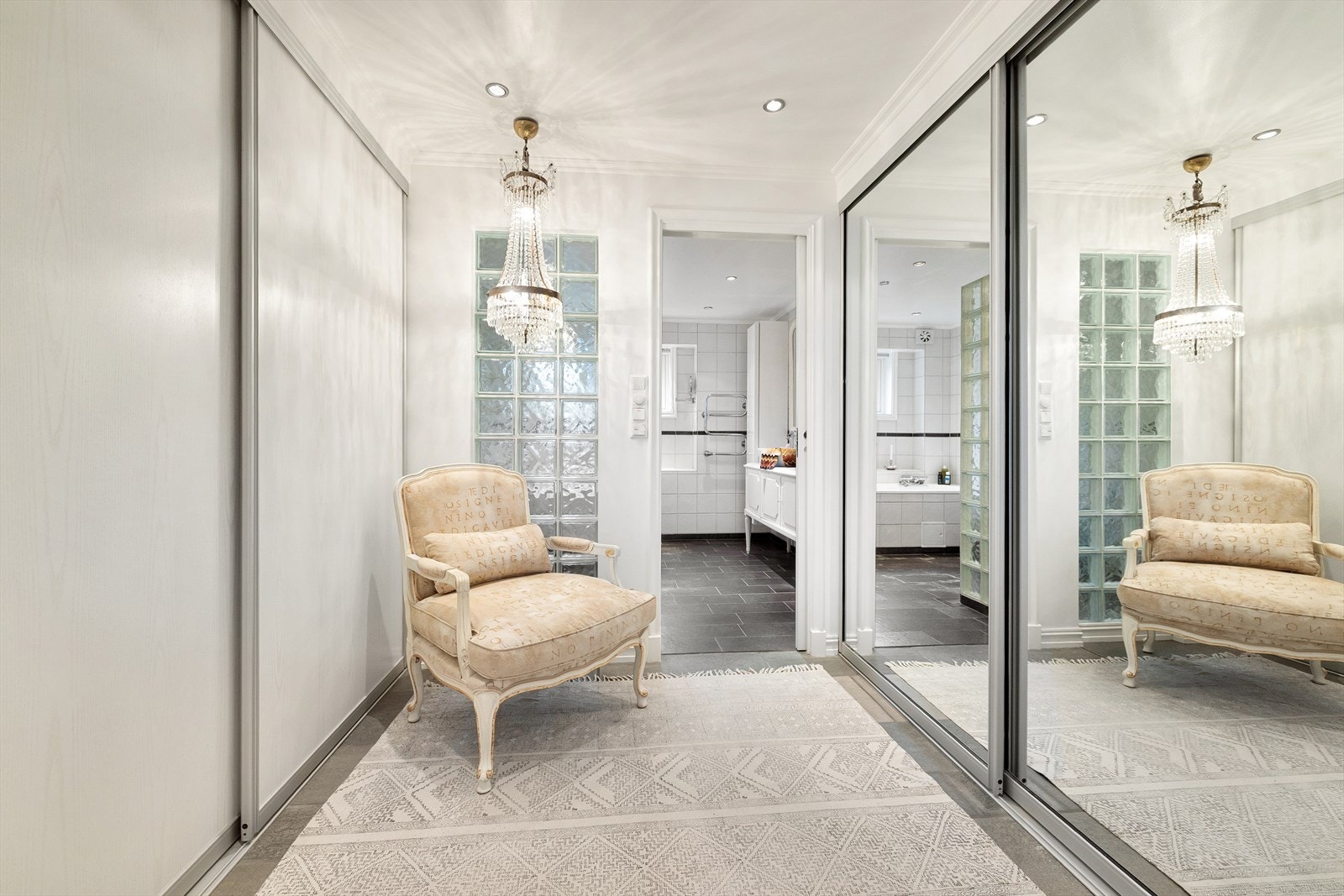 Her er det godt med plass for lagring, oppheng til klær, sko e.l. Galleribilde