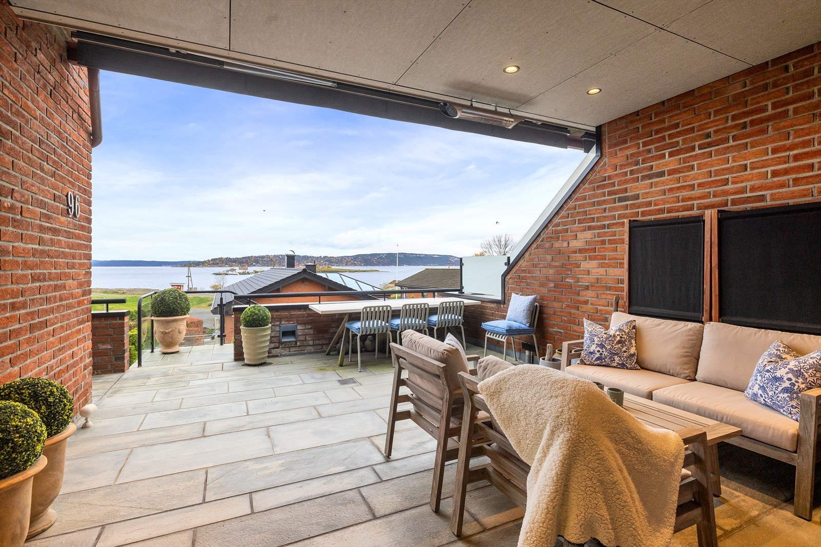 Den lune og delvis overbygde terrassen med spotter i himlingen, varmelampe og to elektriske markiser, lar deg nyte den friske uteluften selv på dager med ruskevær. Galleribilde