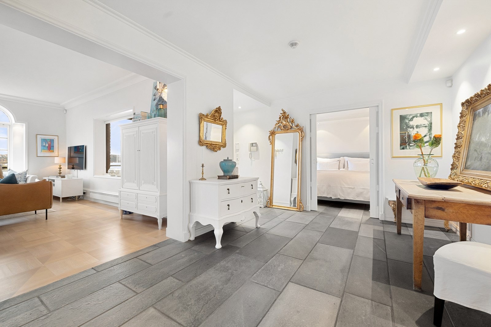 Ellers godt med plass til å innrede med kommode, skohylle etc. Galleribilde