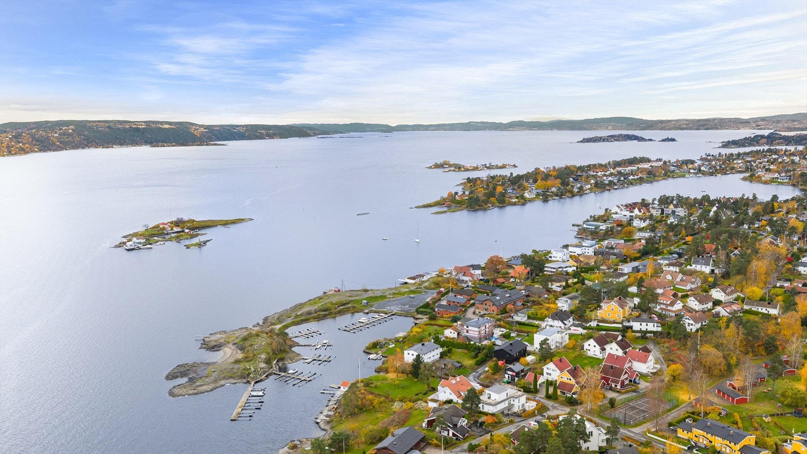 Fra eiendommen er det tøffelavstand til Halden Brygge, som tilbyr flotte friarealer, strand, badeplasser, båtplasser og sommeråpen kiosk. Galleribilde