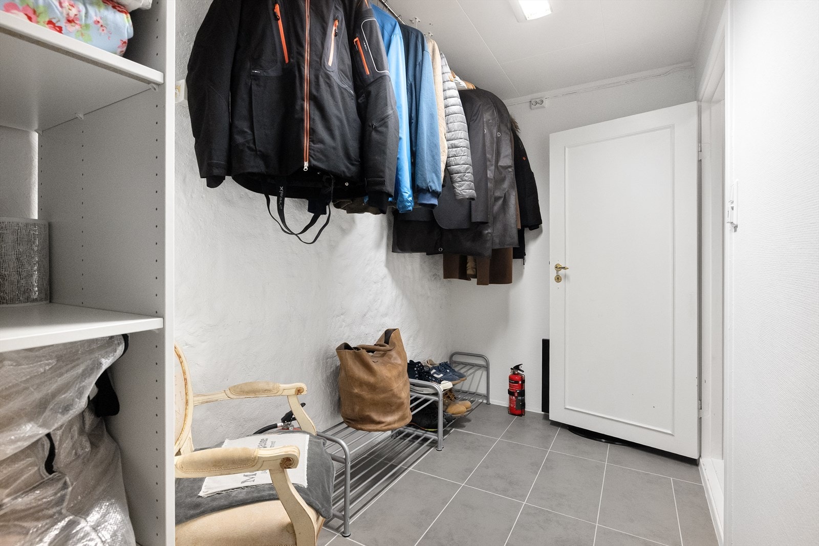 Eier har selv sjekket pris på og vurdert heis mellom 1.etg. og underetasje for å ha "livsløpsstandard" mellom etasjene. Galleribilde