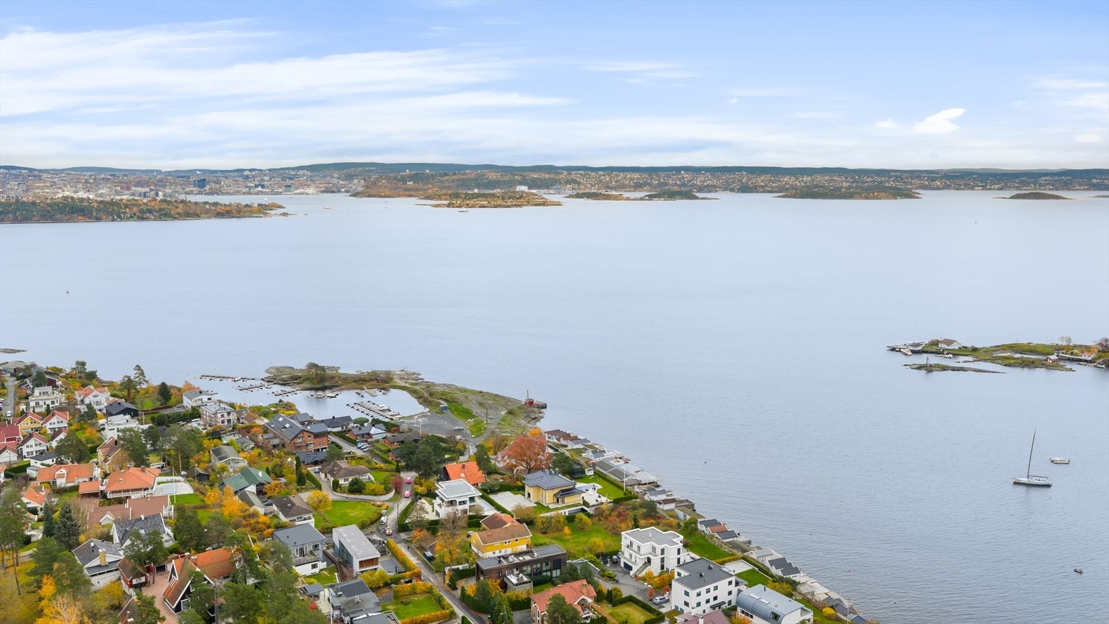 Området har også seil-, kajakk- og seilbrettklubb, som gir rikelige tilbud for både store og små innen organisert sport og fritidsaktiviteter. Galleribilde