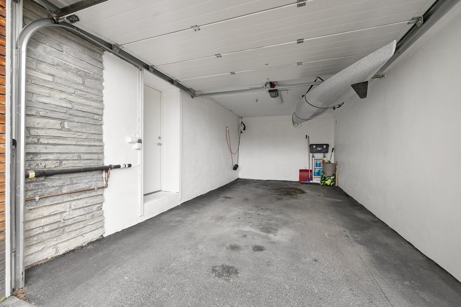 Boligen har en tilhørende garasje med automatisk garasjeport fra 2015, samt belysning og stikkontakt tilkoblet 10 A kurs. Galleribilde