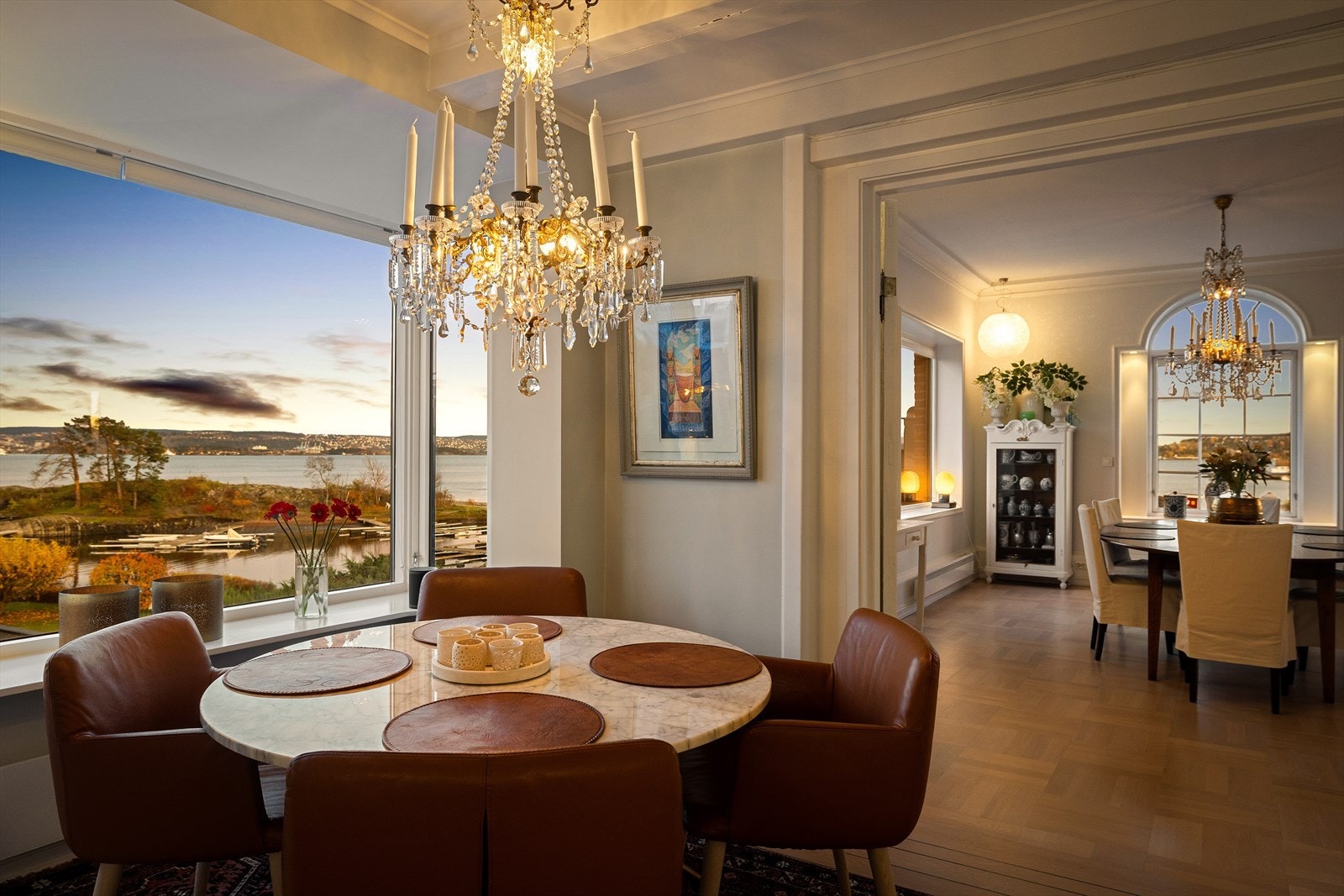 Den flotte spiseplassen på kjøkkenet ved vinduet er perfekt for måltider med kjernefamilien. Galleribilde