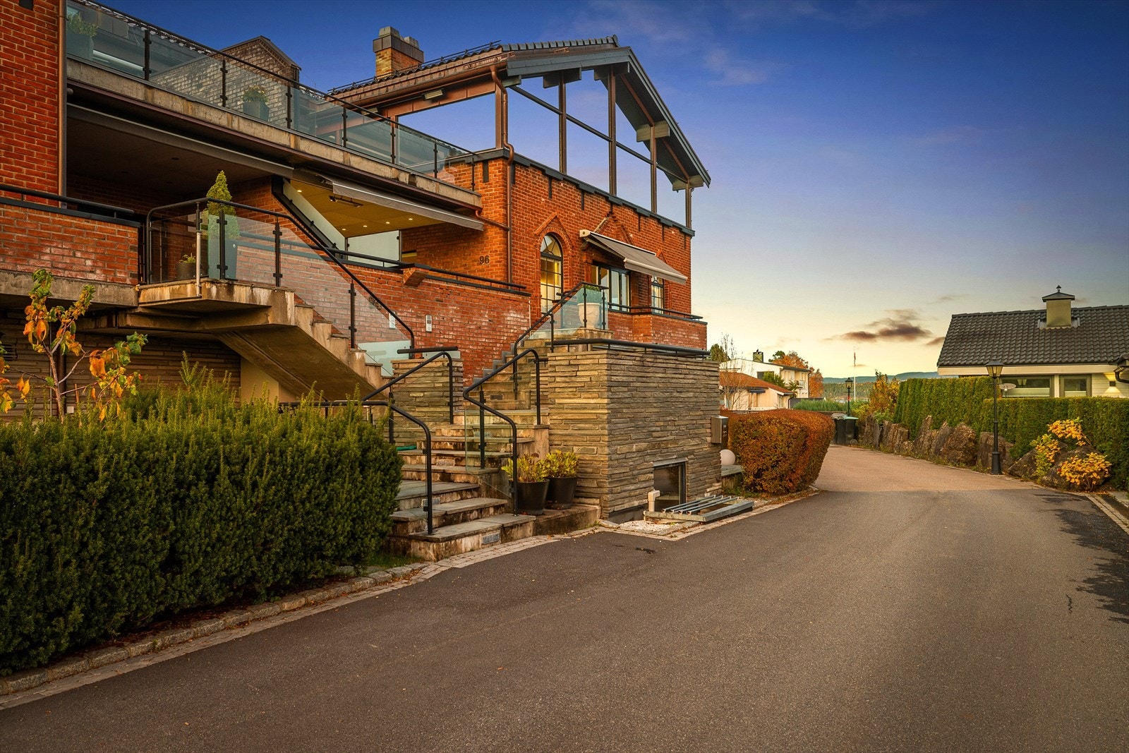 Via en flott skiferbelagt trapp (m/varmekabler) tar man seg frem til sin egne inngang og en romslig hall, som gir et godt førsteinntrykk. Galleribilde