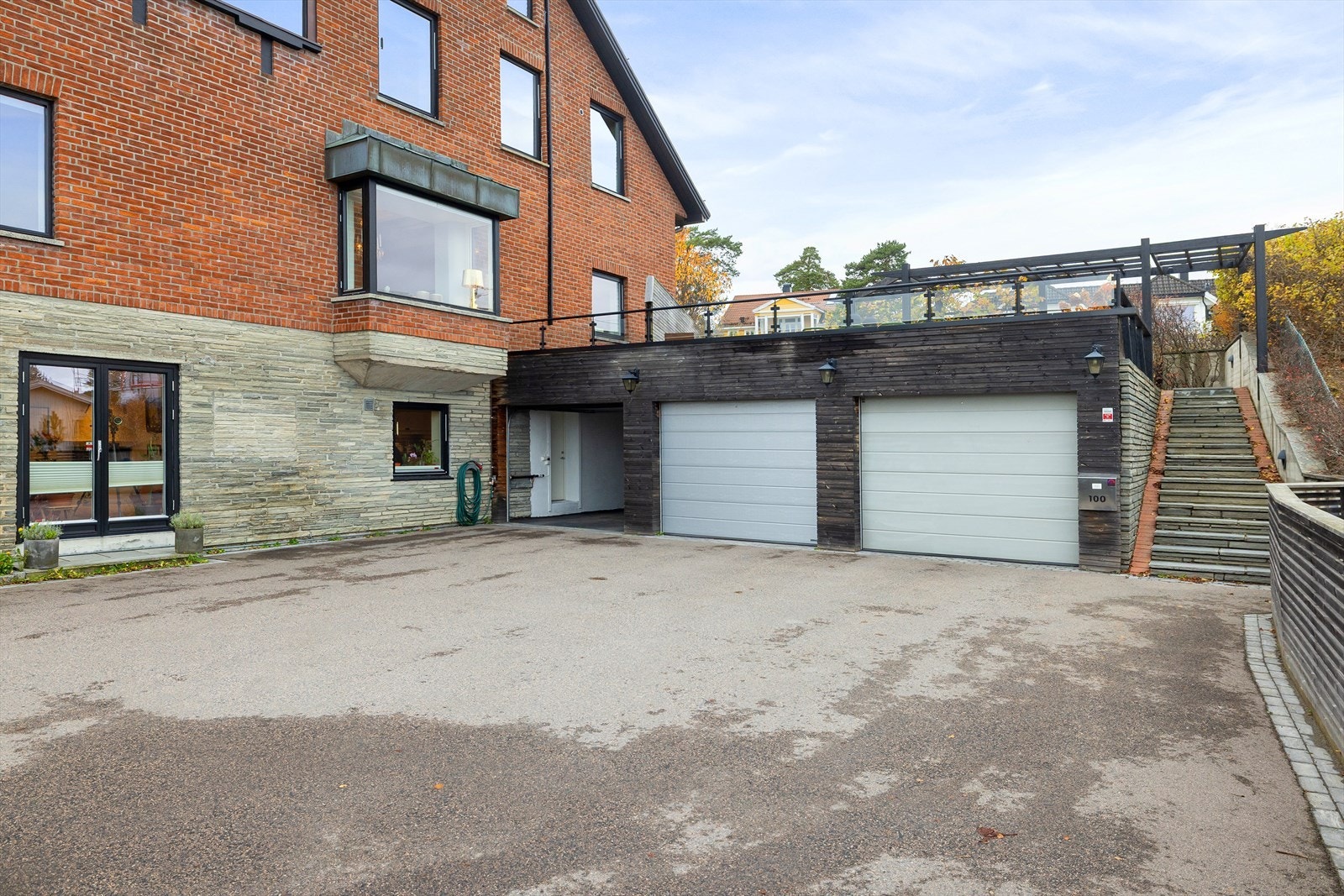 I tillegg har seksjonseier rett til å parkere én bil på fellesområdet. Parkeringsplassen rett ved på Halden Brygge kan benyttes ved større antall gjester. Galleribilde