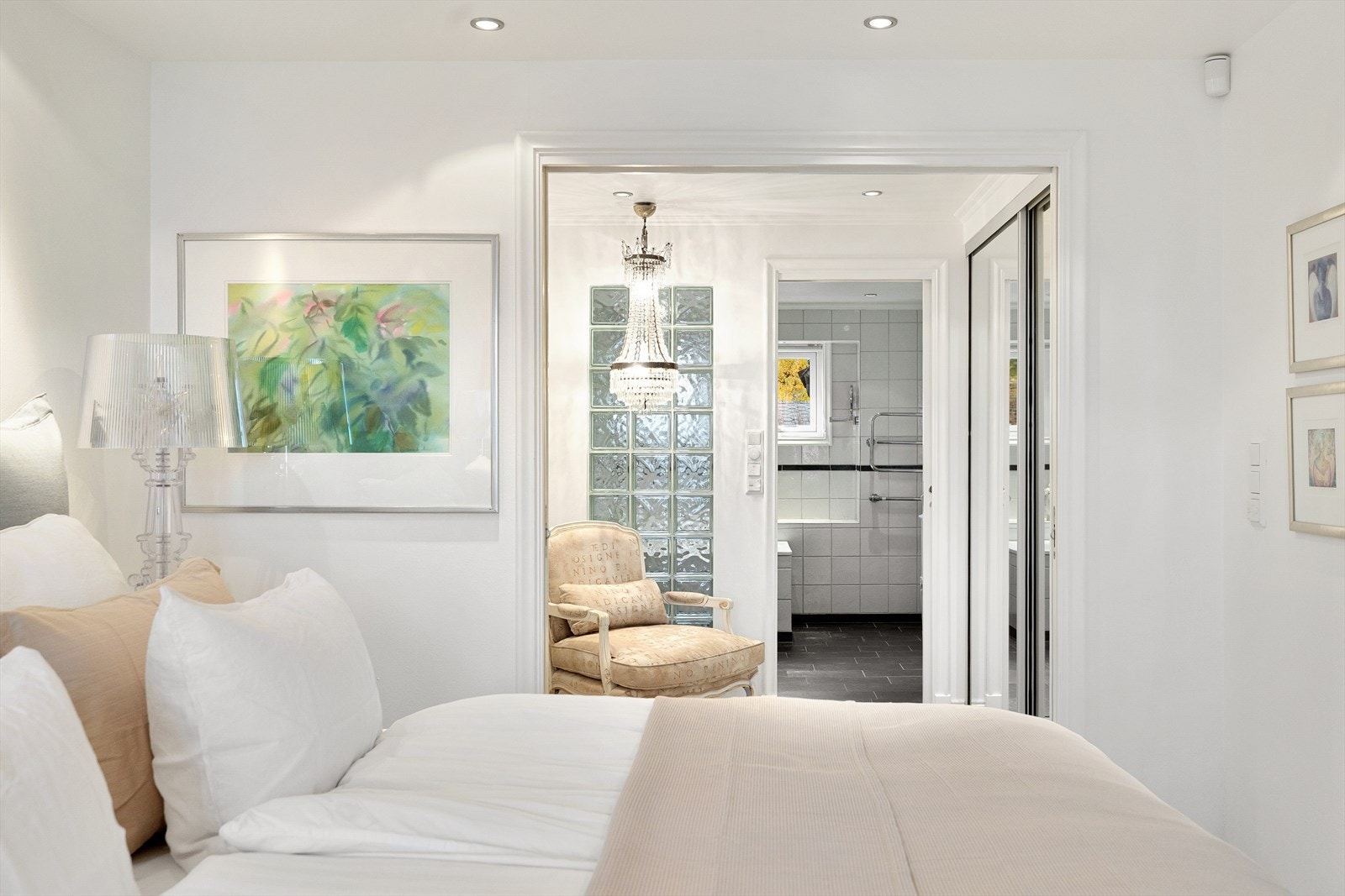 Hovedsoverommet har skiferfliser på gulv med varmekabler og downligts i nedsenket sone. Rommet er av god størrelse og har godt med plass til dobbeltseng, nattbord, kommode etc. Galleribilde