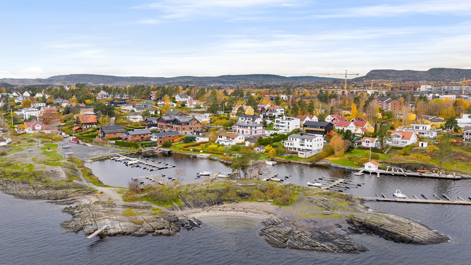 I nærområdet finnes også idylliske badeplasser som Pellvikbukta og Rolfsbukta - populære steder for bading og rekreasjon gjennom sommermånedene. Galleribilde