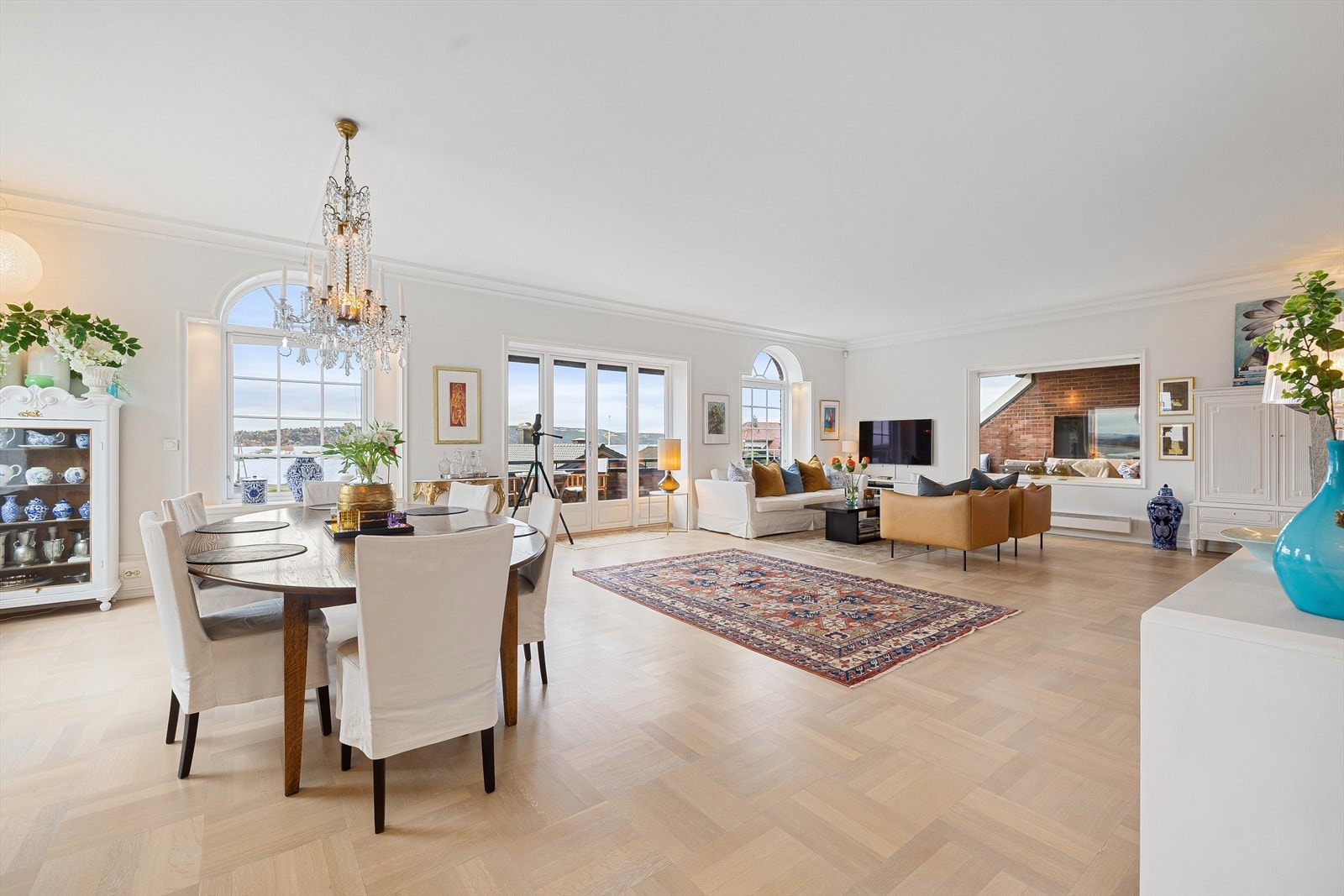 Det er gode møbleringsmuligheter i stuen, med plass til sofagruppe, TV-benk og tilhørende møblement. Galleribilde