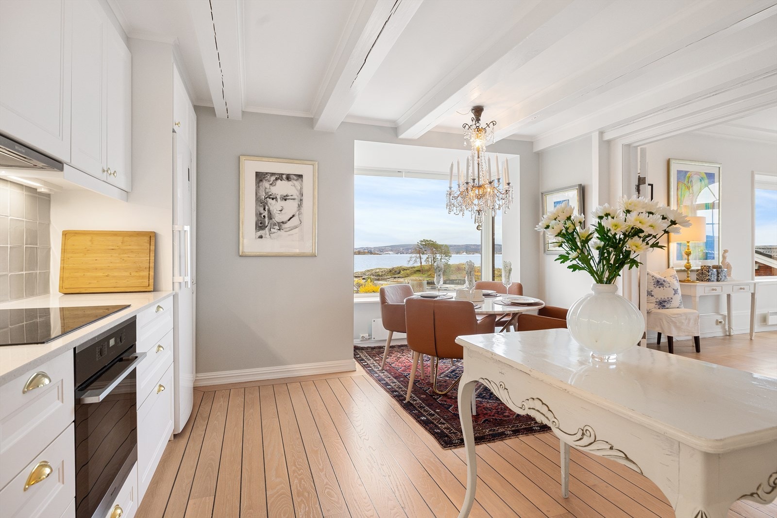 Her møtes man av et innbydende og tidløst kjøkken med slipt skipsgulv. Galleribilde