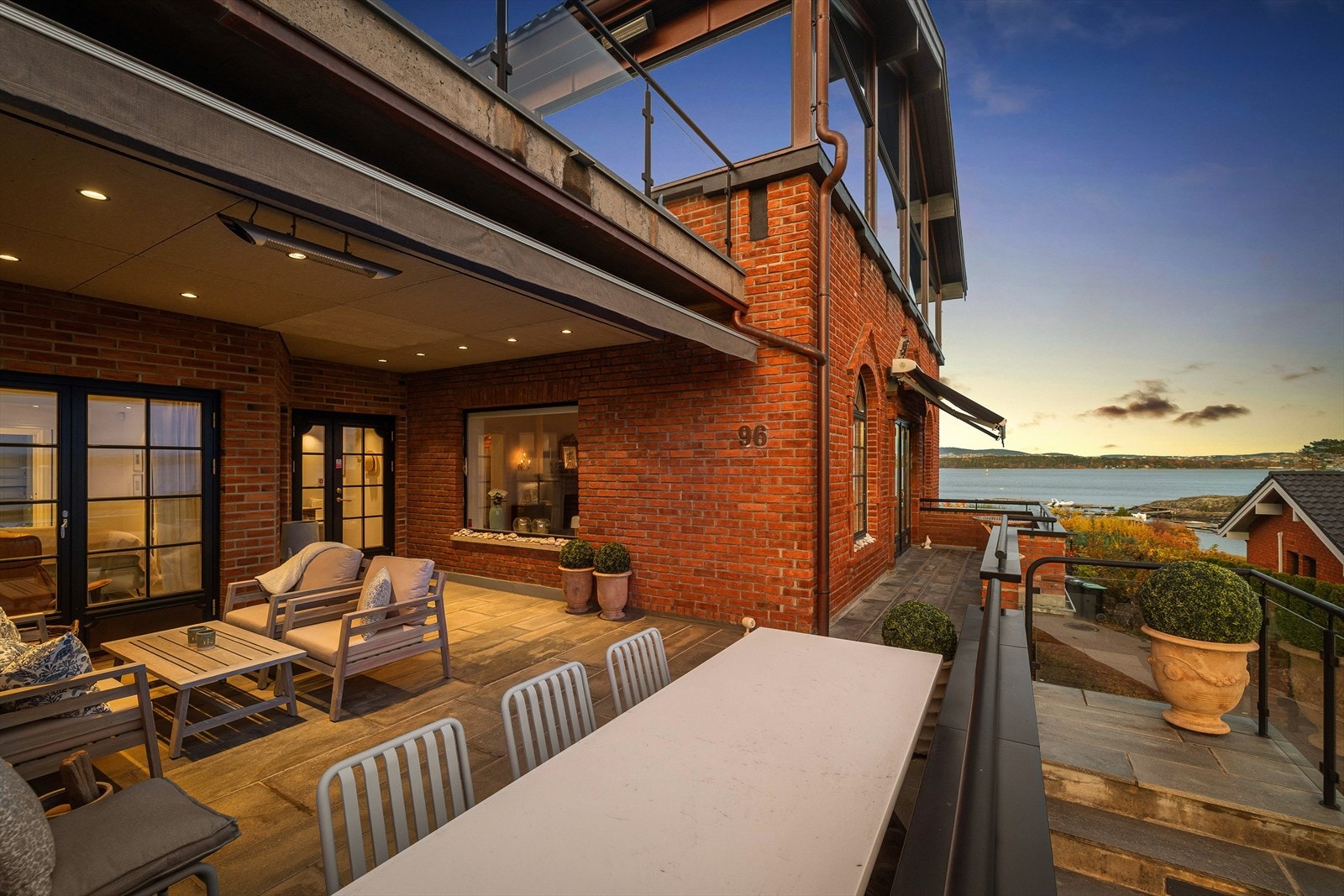 Den sydvendt terrassen (med adkomst fra hoveddør, hovedsoverom og stue) er belagt med skiferstein og praktiske varmekabler for å unngå isdannelse om vinteren. Galleribilde