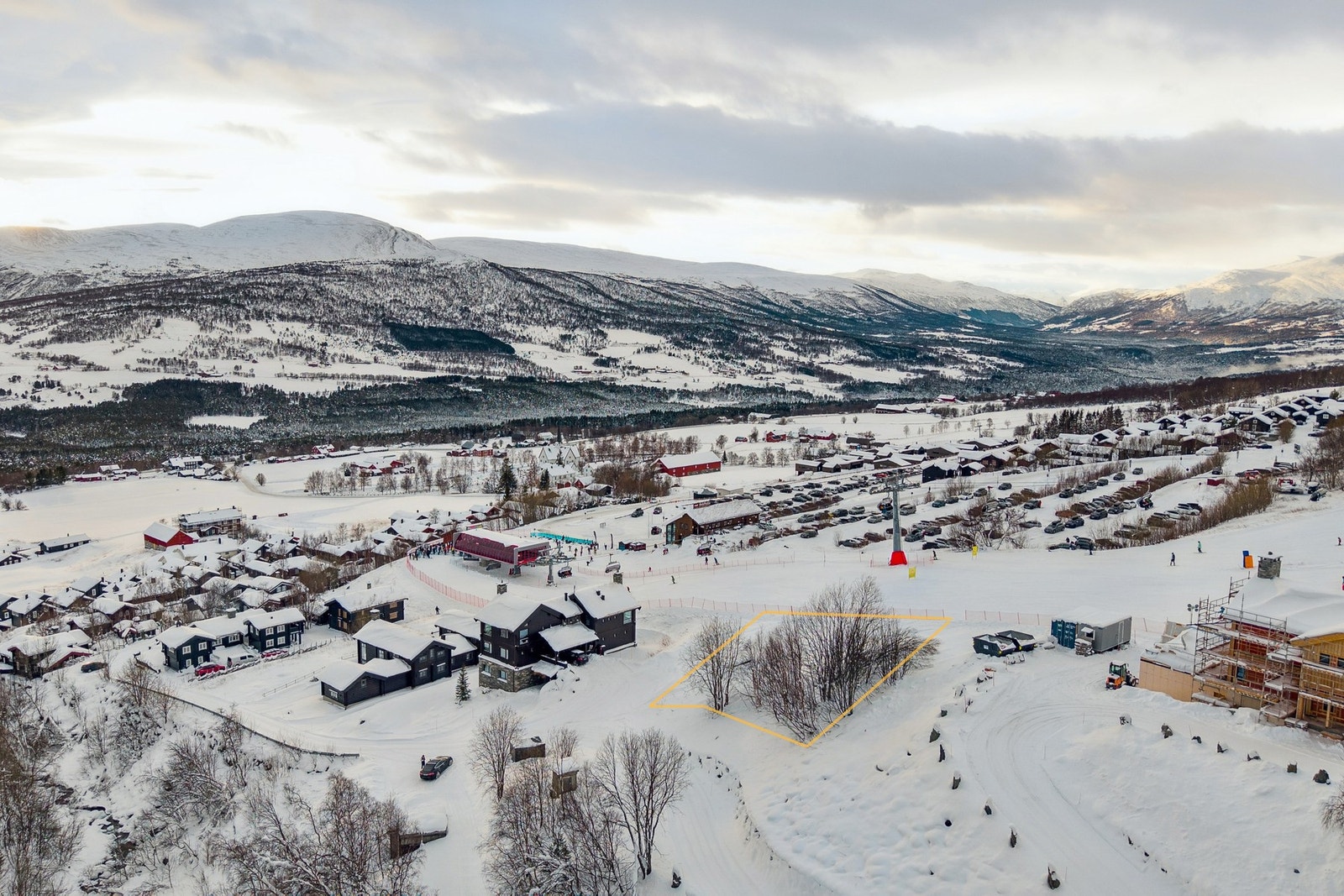 Tomta skissert i terrenget. Galleribilde