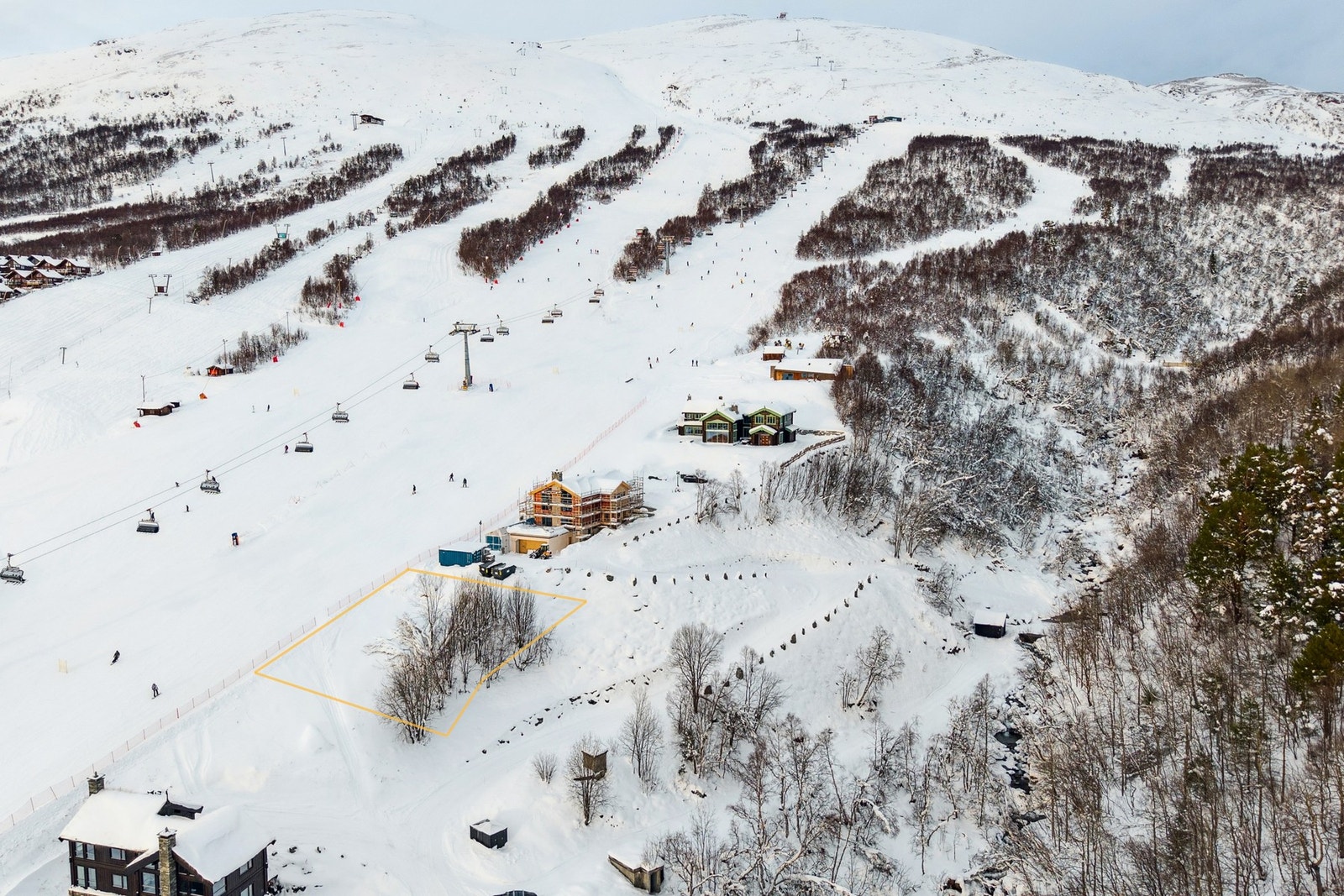 Tomta skissert i terrenget. Galleribilde