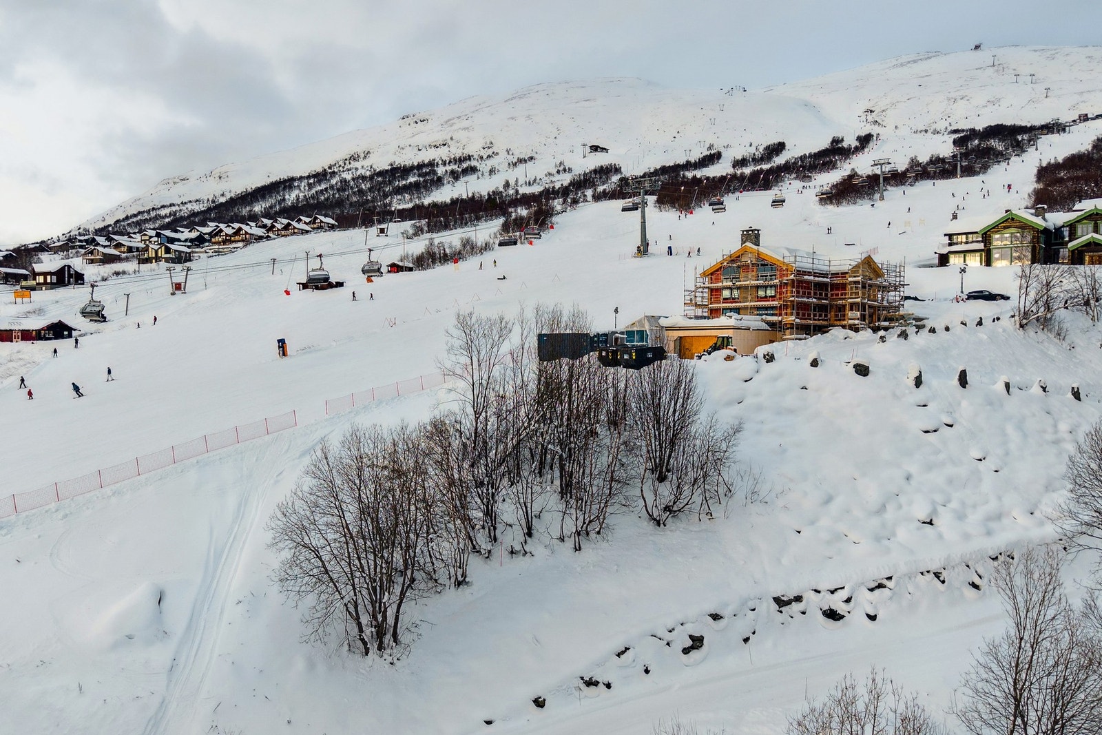 Gode utbyggingsmuligheter. fritidsbebyggelse skal være min. 40 % BRA. Maksimal mønehøyde skal ikke overstige 9,0 meter. Det tillates oppført inntil 3 boenheter. Galleribilde