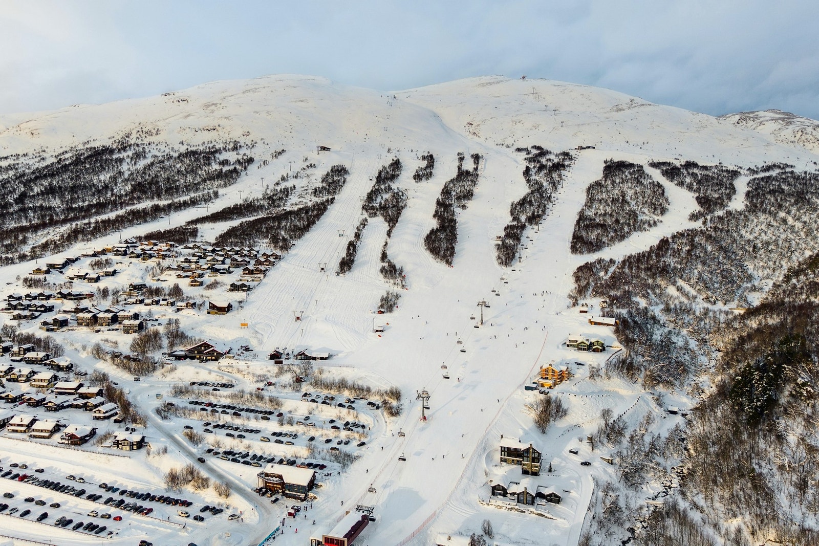 Oppdal er en attraktiv helårsdestinasjon, kjent for sitt varierte tilbud av aktiviteter. Perfekt for deg som liker alpint, langrenn, sykling, fiske, jakt, fotturer, 9-hulls golfbane, curling, bowling, rafting og kulturhus med kino, svømmebasseng og biblio Galleribilde