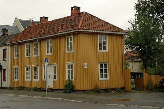 Fasade mot gaten - inngang fra hagesien Galleribilde