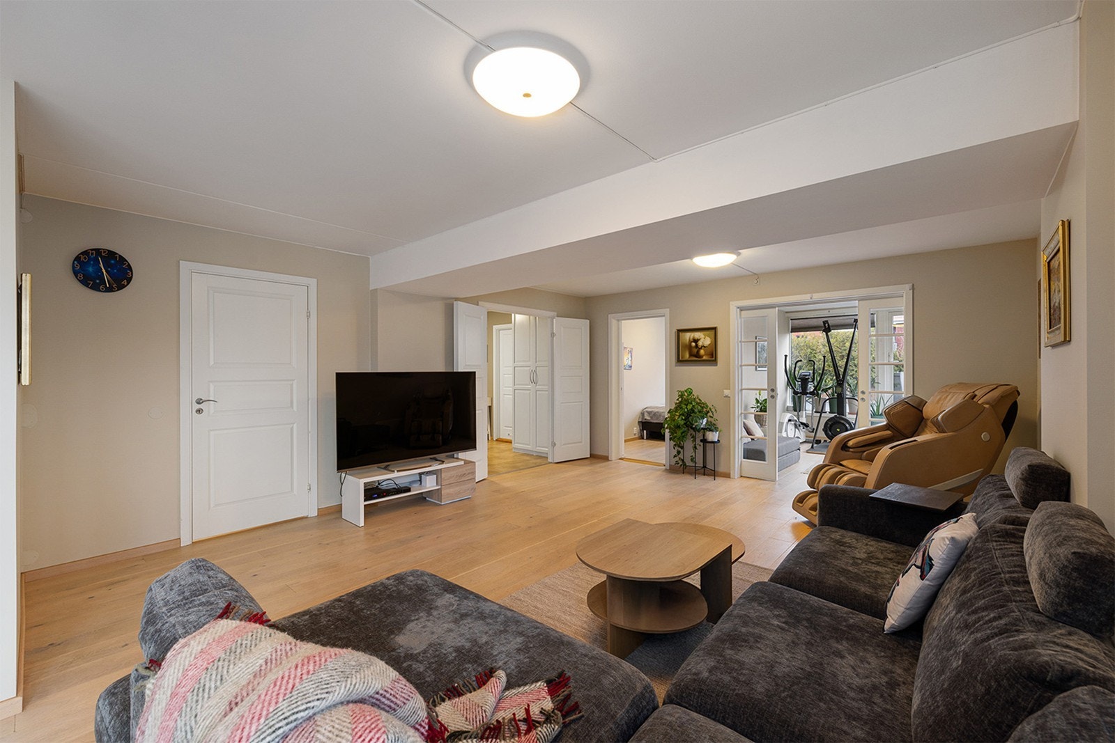 Romslig stue som byr på en behagelig og åpen atmosfære med store vindusflater som slipper inn rikelig med naturlig lys. Galleribilde