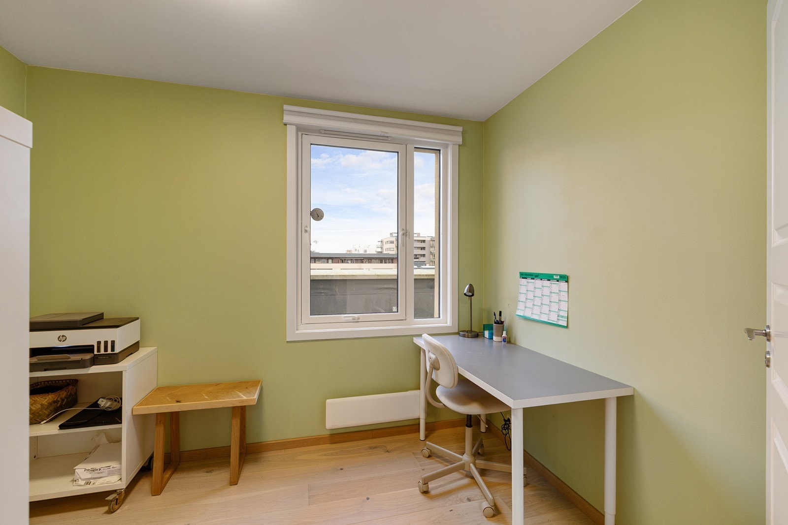 Rommene har fine vindusflater som gir naturlig lys, og begge har plass til ønsket møblering. Galleribilde