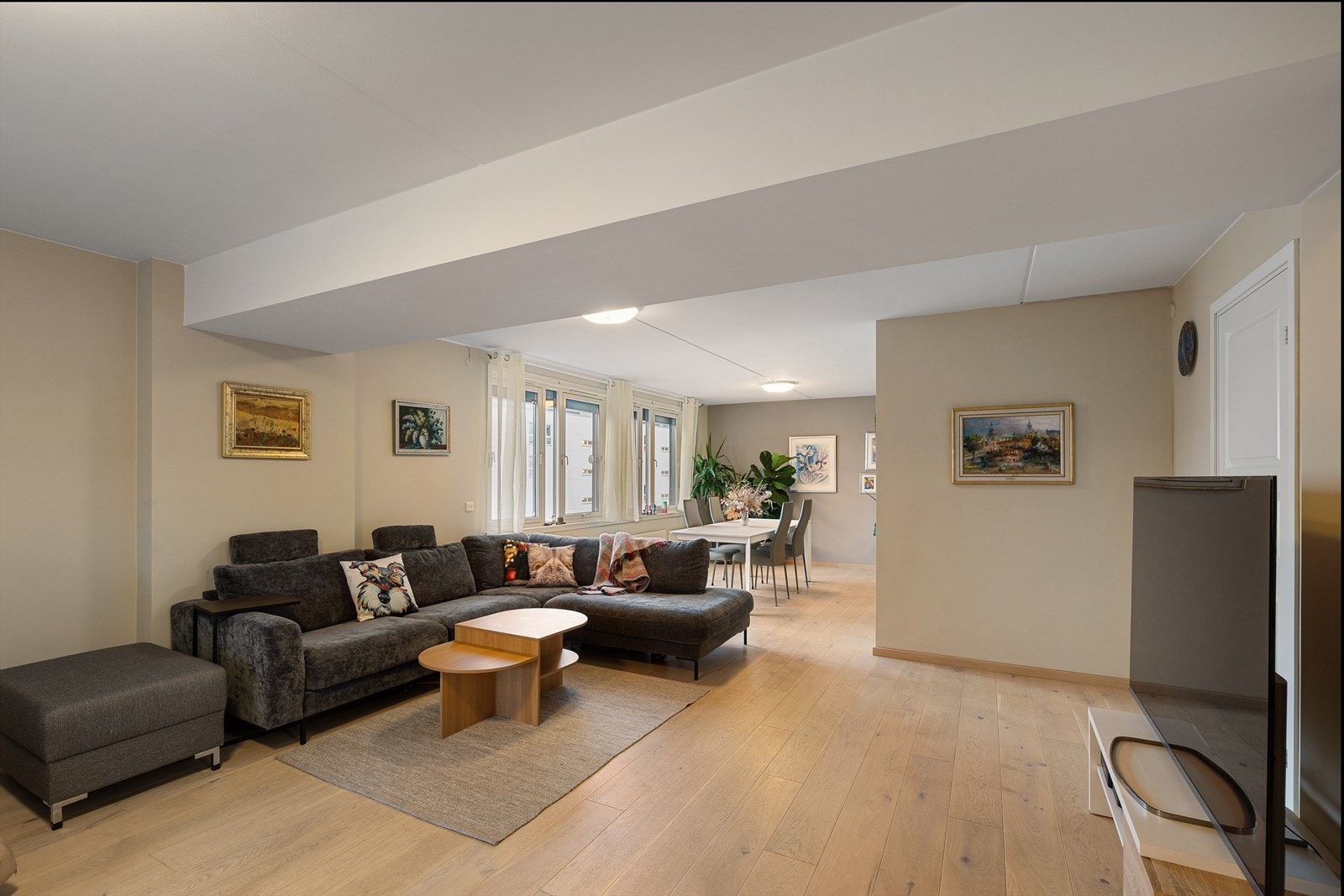 Dette er en stor og moderne 4-roms selveier toppleilighet (opprinnelig 3-roms) med egen takterrasse, heis og 2 garasjeplasser. Galleribilde