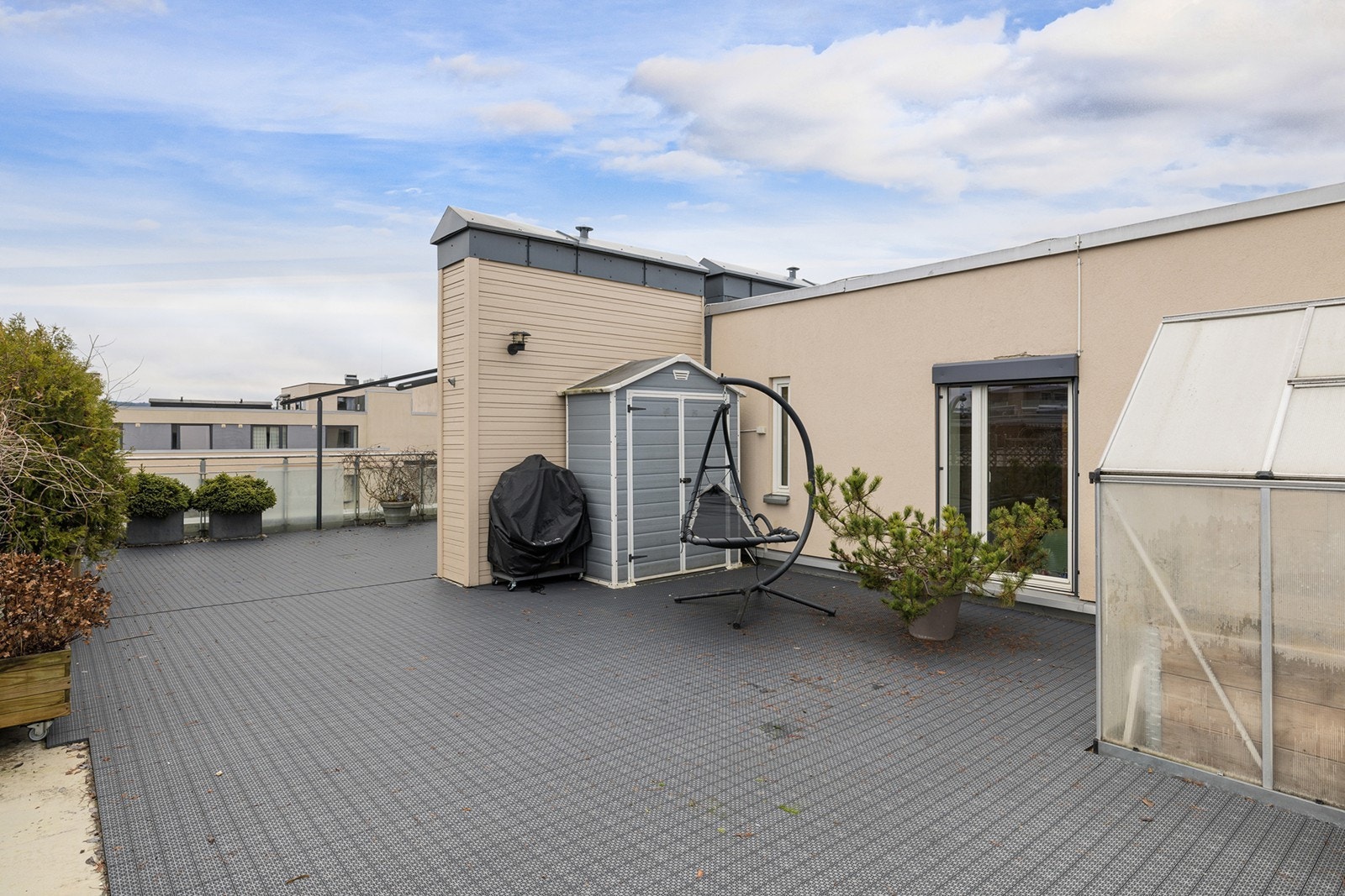 Terrassen har gode solforhold og byr på flott utsyn over området. Galleribilde