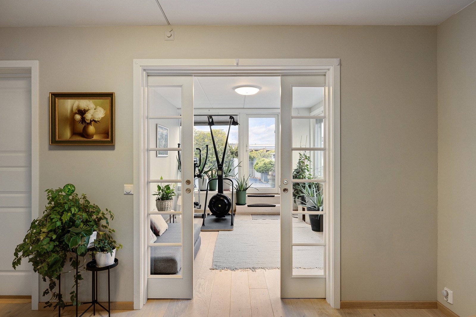 En del av stuen er smart avdelt med doble glassdører og innredet som et ekstra rom. Galleribilde