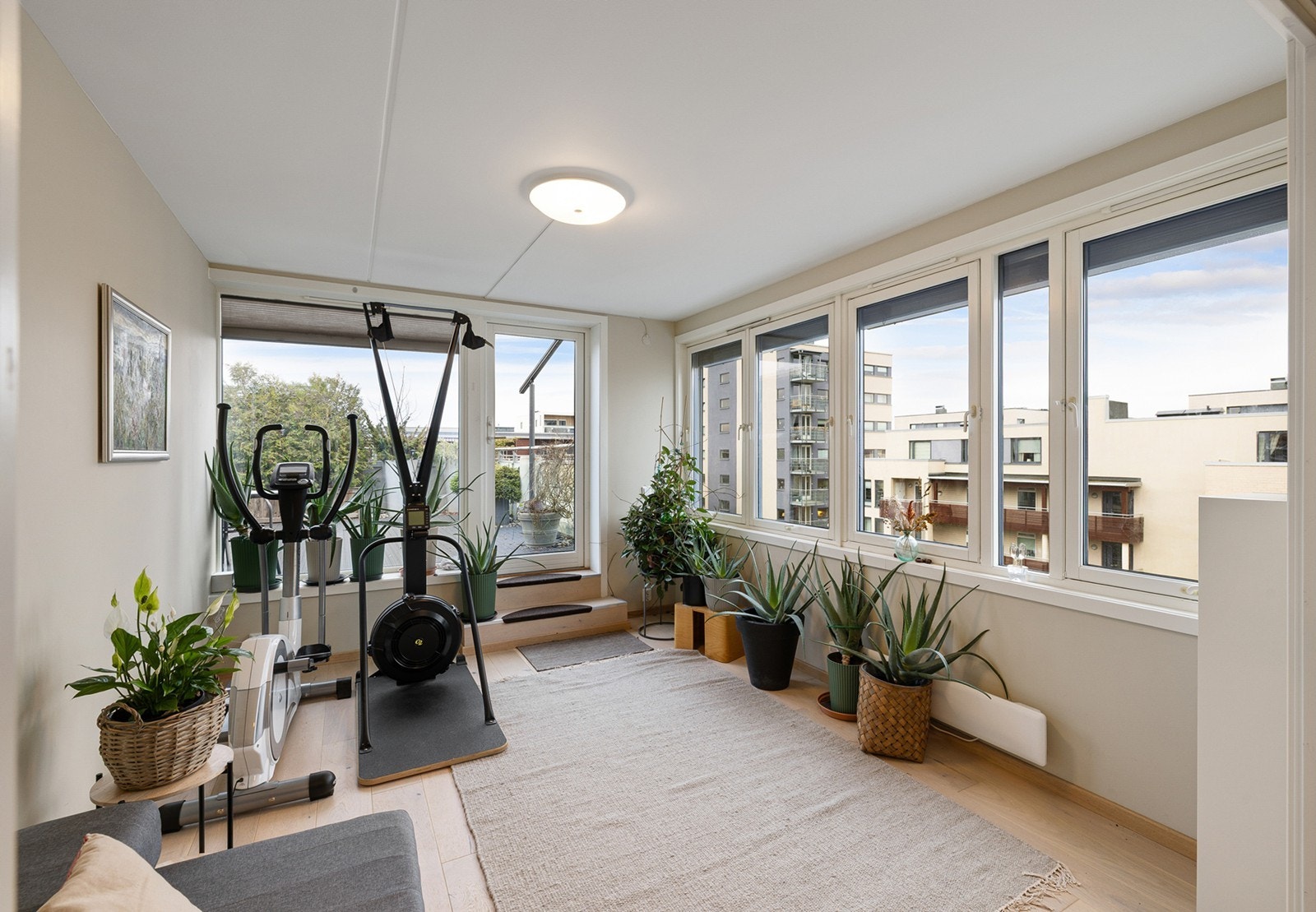 Rommet har store vindusflater som gir svært gode lysforhold, og egen utgang til den romslige takterrassen. Galleribilde