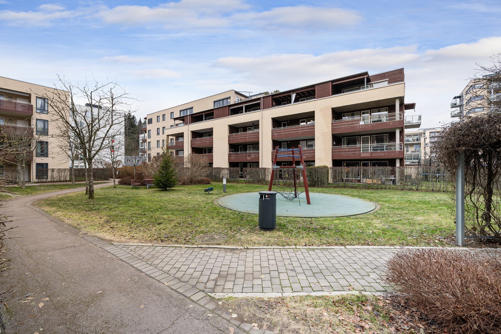 Tomten er opparbeidet med blant annet gressplen, beplantning, gangveier og lekeplass. Galleribilde