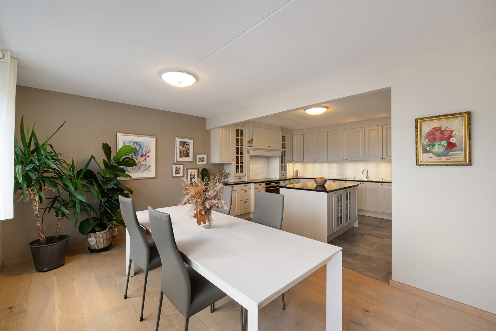 Kjøkkenet ligger i åpen løsning mot spisestuen, noe som gir en luftig romfølelse og en fin flyt mellom sonene. Galleribilde