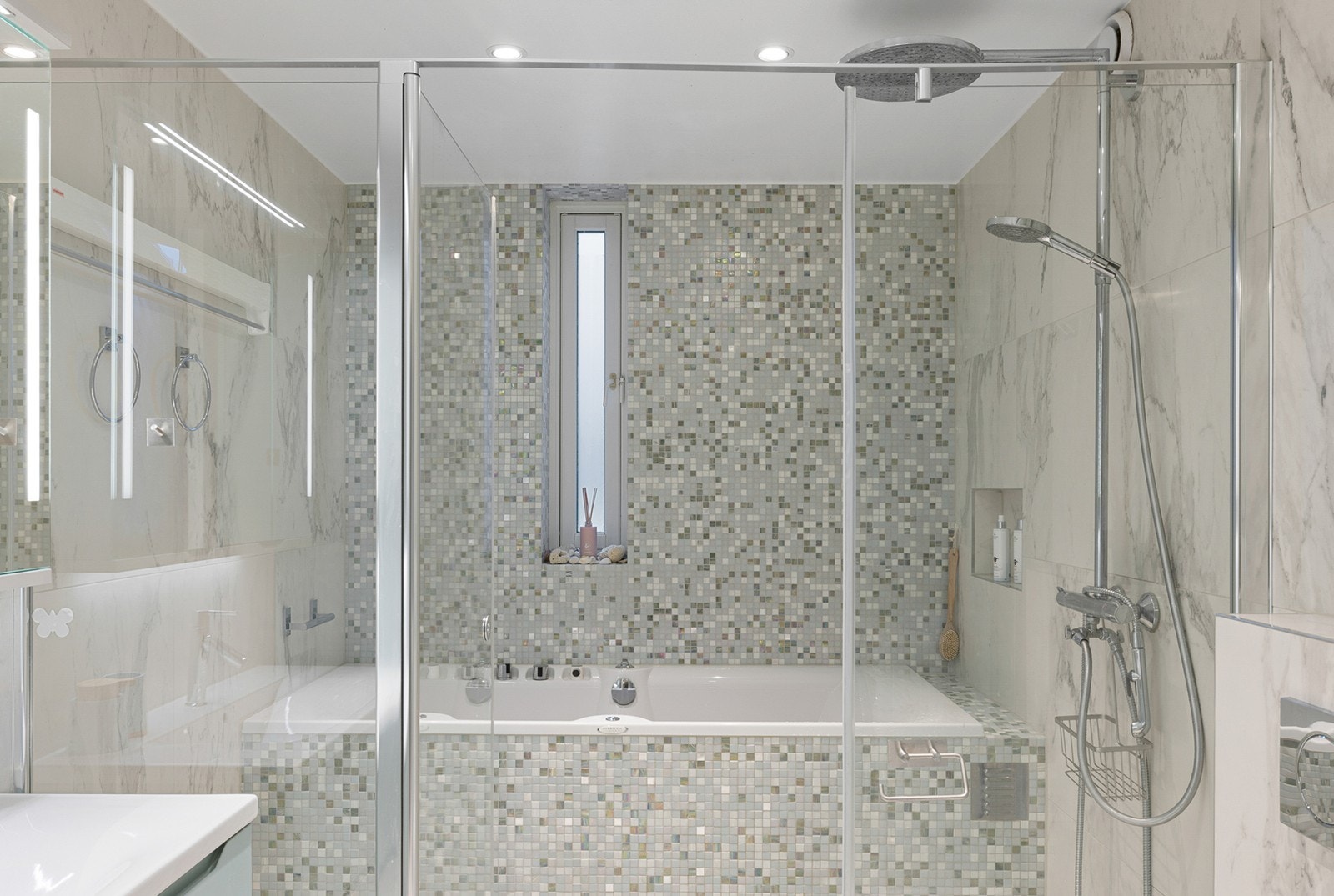 Rommet er utstyrt med vindu, samt downlights i himlingen som sørger for en behagelig og jevn belysning, og det er opplegg for vaskemaskin. Galleribilde