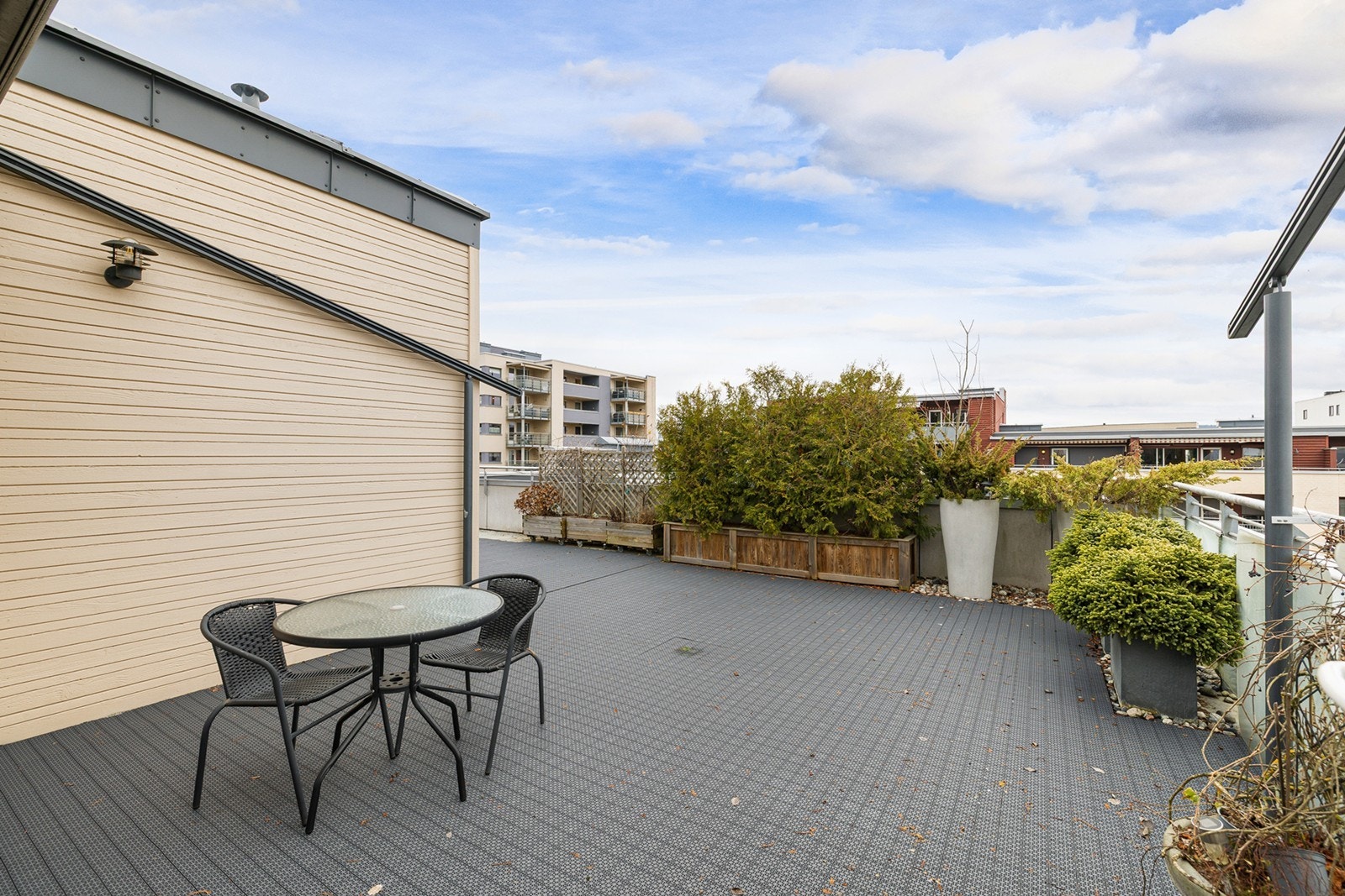 Den svært romslige takterrassen på hele 83 kvm gir en fantastisk utendørs forlengelse av boligen. Galleribilde