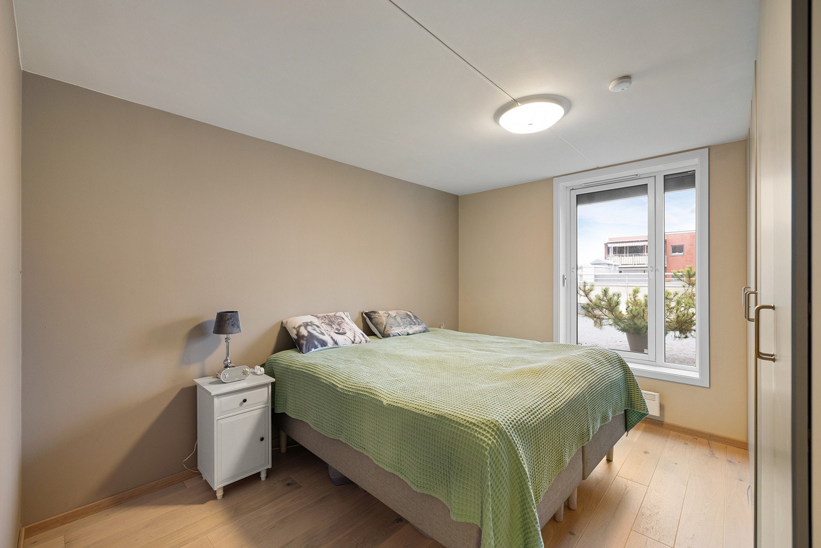 Lyst og romslig hovedsoverom med en behagelig atmosfære og god plass til stor seng og nattbord. Rommet er utstyrt med praktisk garderobeskap som gir god oppbevaringsplass. Galleribilde