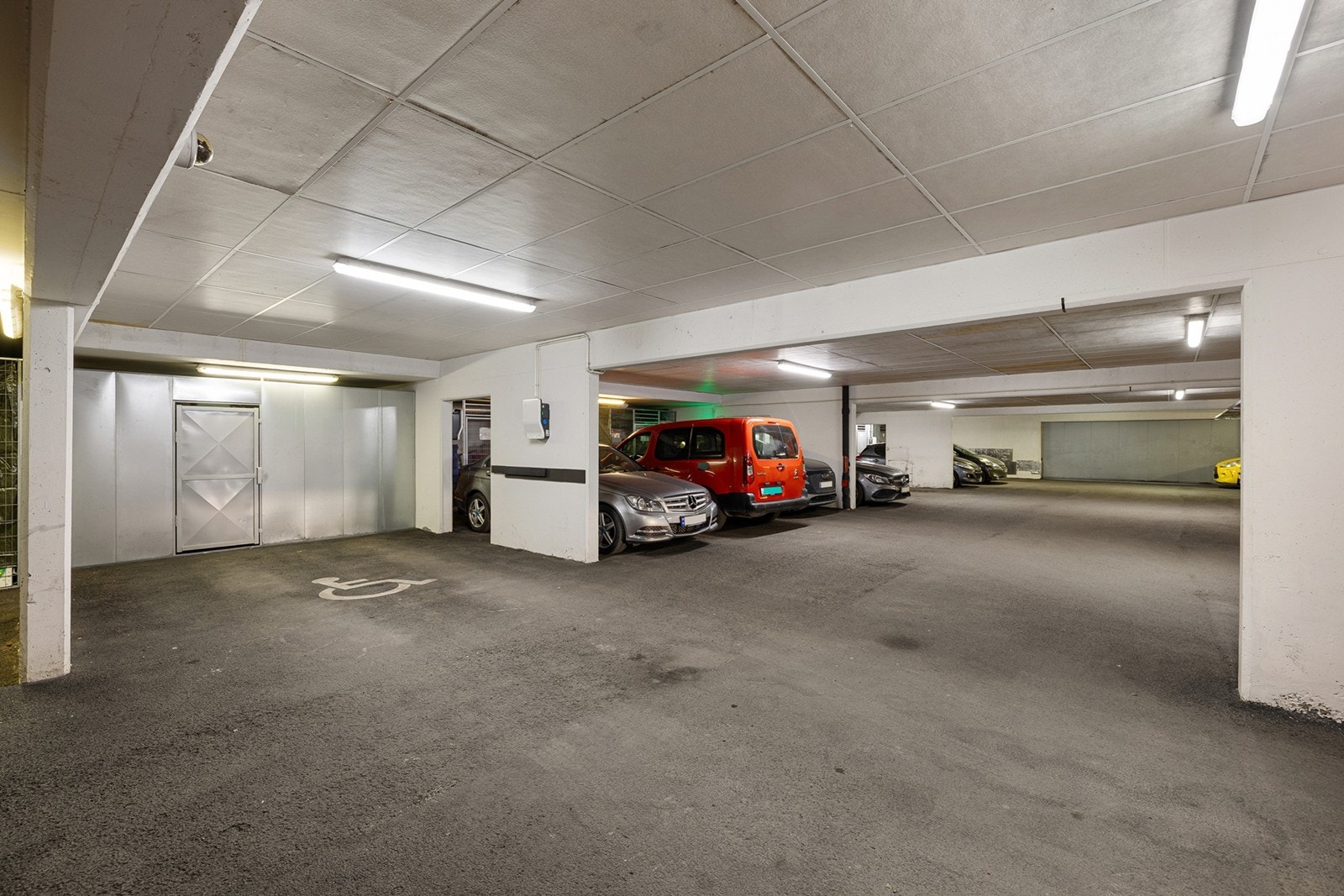 Den ene parkeringsplassen har elbil-lader. Galleribilde