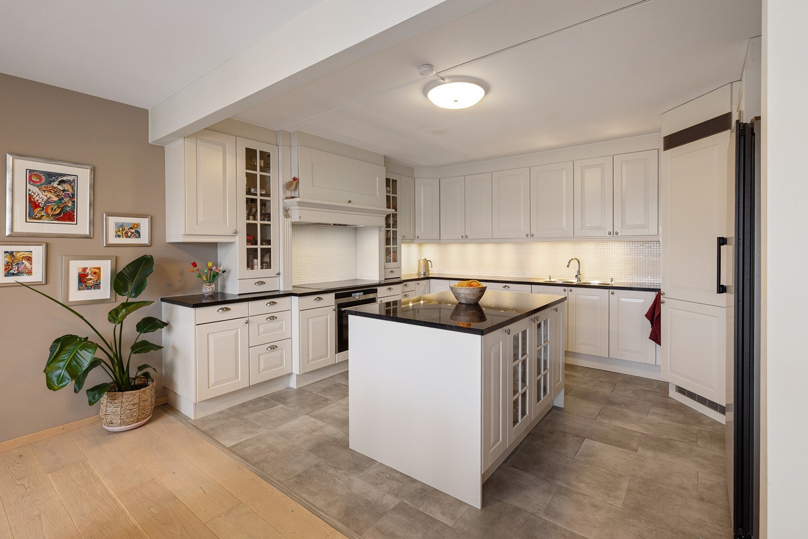 Lyst og romslig kjøkken med god skap- og benkeplass, samt en praktisk og stilfull kjøkkenøy som gir ekstra arbeidsflate og oppbevaring. Galleribilde