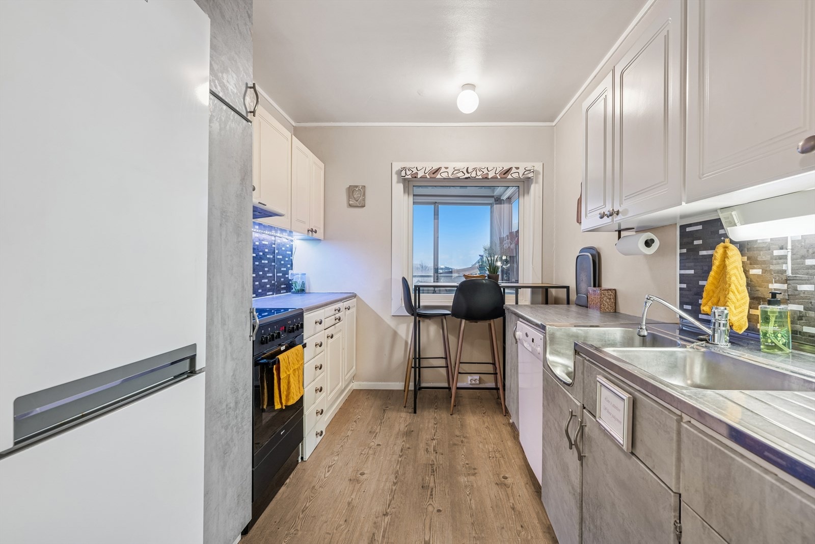 Kjøkkenet fremstår som lyst og funksjonelt. Galleribilde