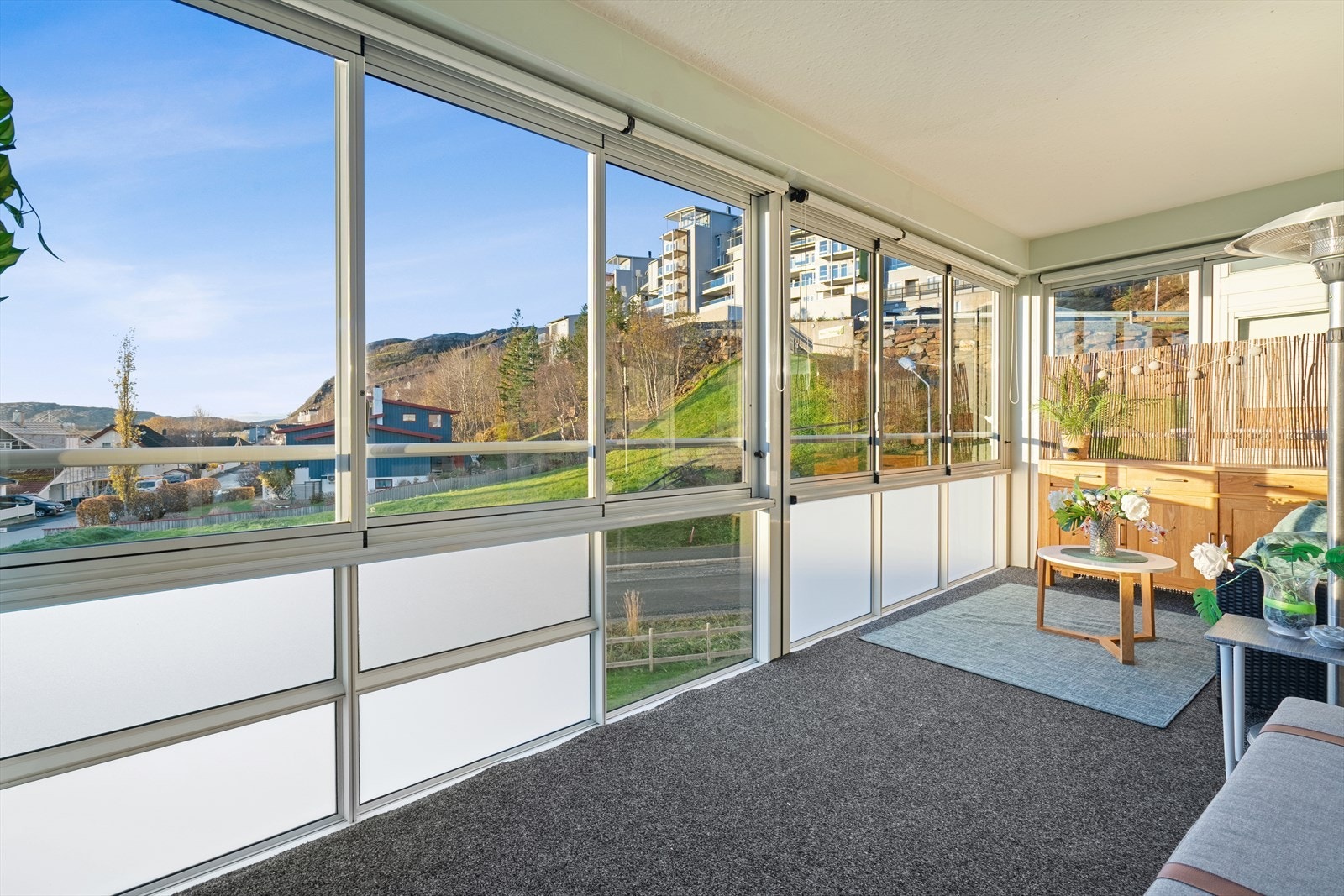 Leiligheten ligger fint til i byggets 2.etg. med utgang til en flott innglasset balkong på ca. 13kvm. Galleribilde